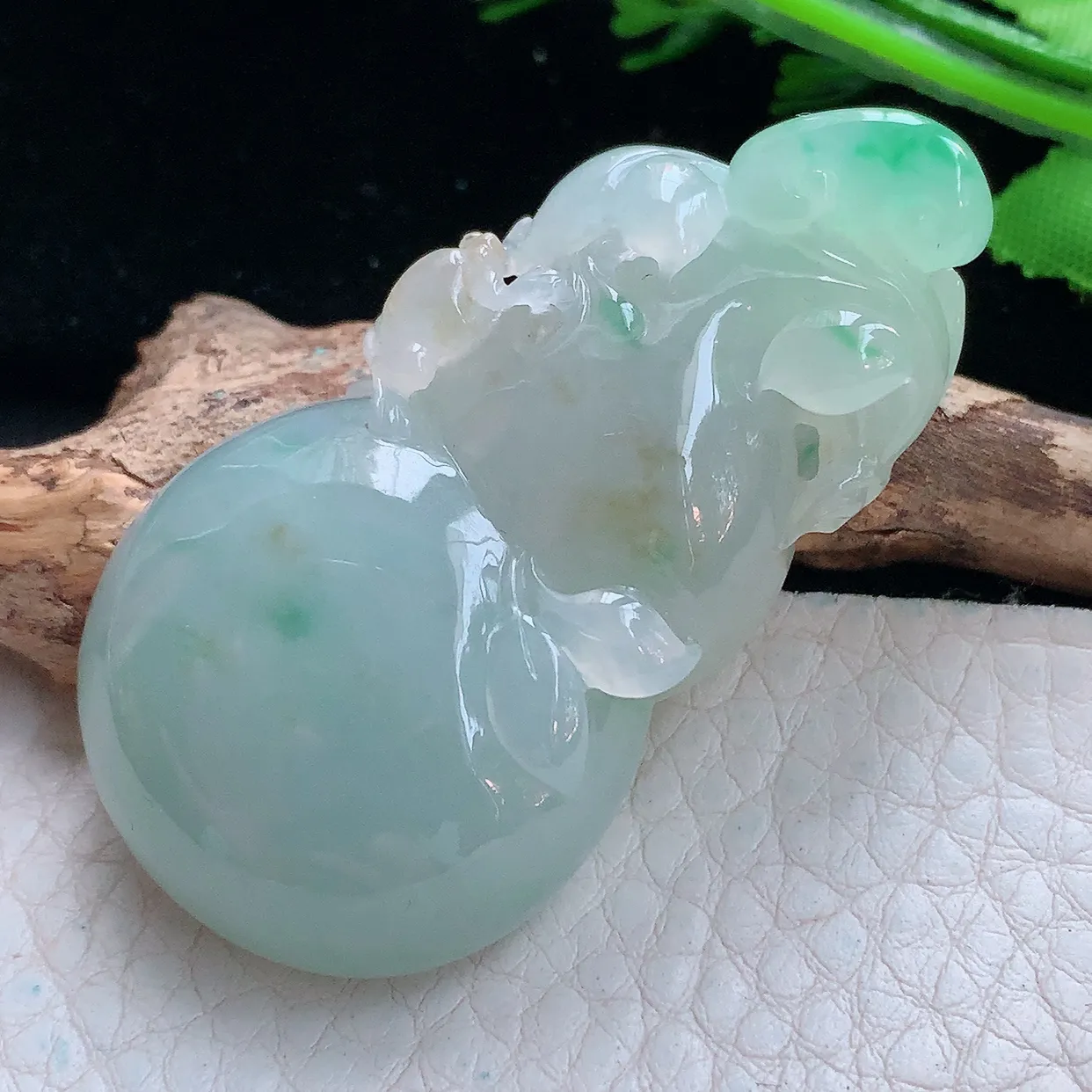 lz实拍53.5*29*12.2缅甸翡翠精雕冰胶飘绿大葫芦玉项坠 玉挂件