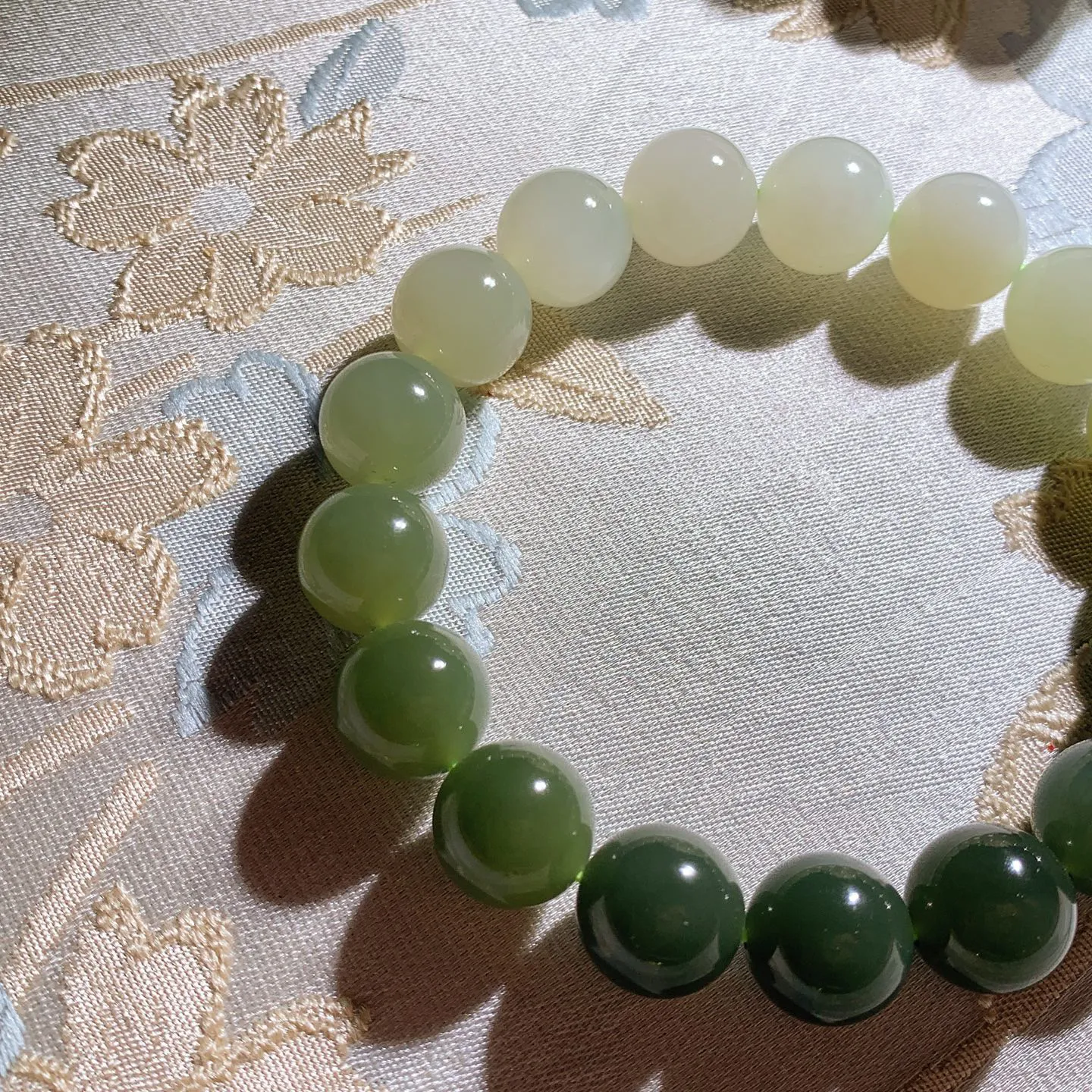 和田玉白加湖水绿渐变手串 单颗尺寸12！玉质细腻油润。手推出油品相大气。250109
