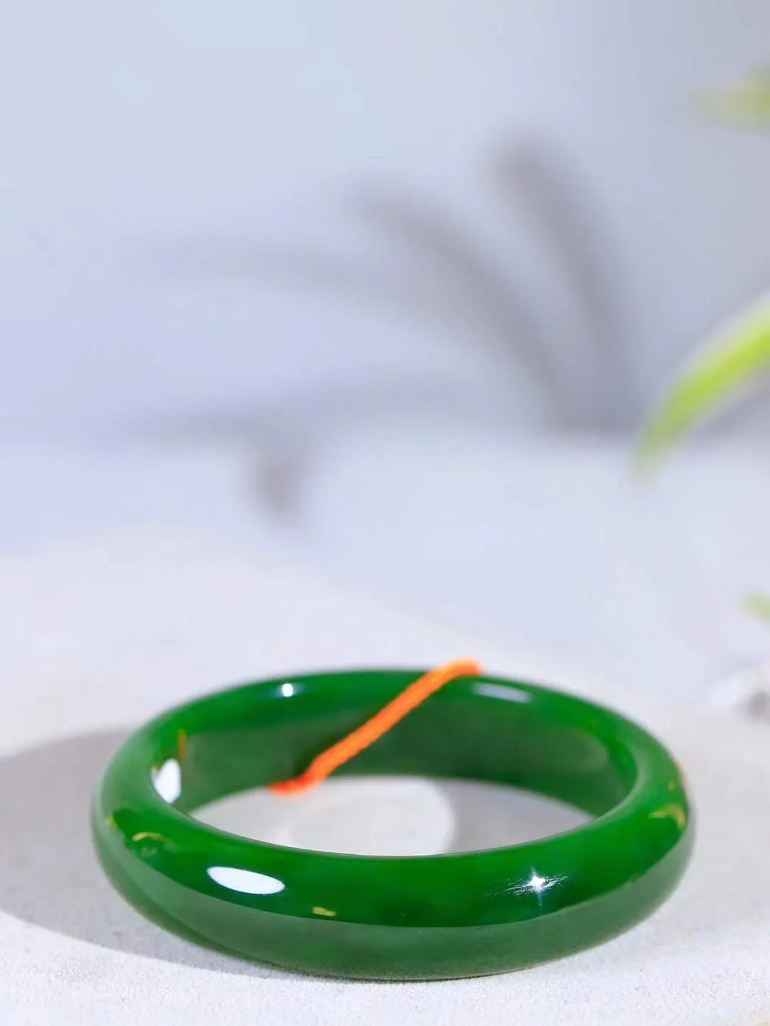 （温柔雅致.手镯）

收藏级臻品️和田玉碧玉手镯。镯型饱满，温润细腻，脂润沁香。️执一卷书，