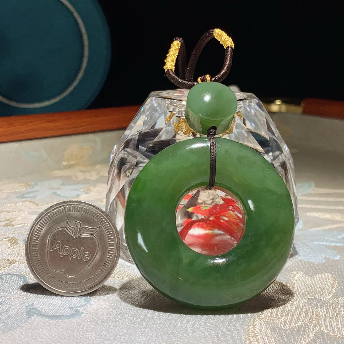 和田玉菠菜绿俄罗斯碧玉怀古平安环挂件 尺寸45/12重44克。玉质细腻油润。手推出油品相大气。250109