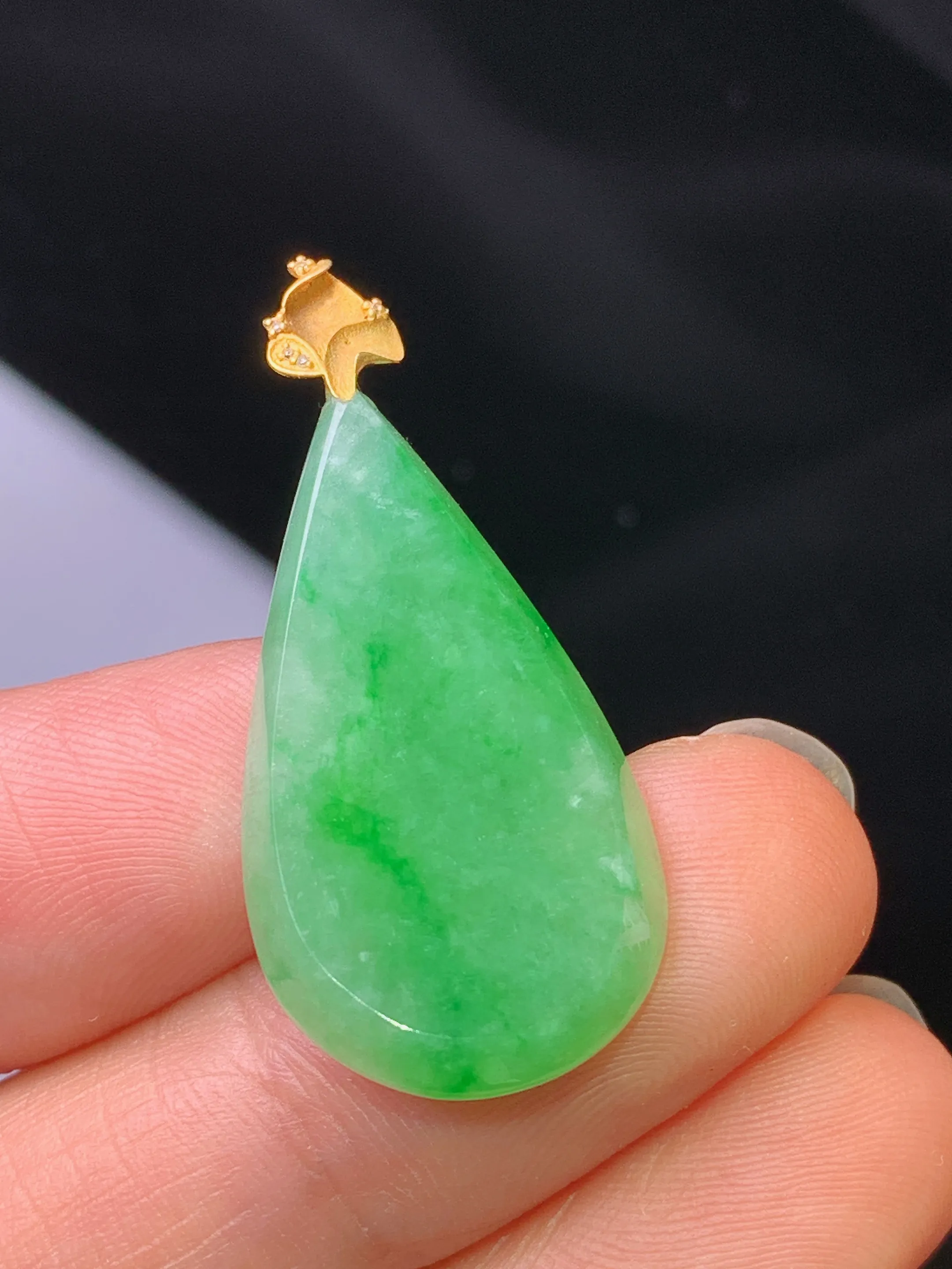 18k金镶嵌翠绿水滴吊坠 玉质细腻 色泽艳丽清新 整体尺寸34*15.7*4