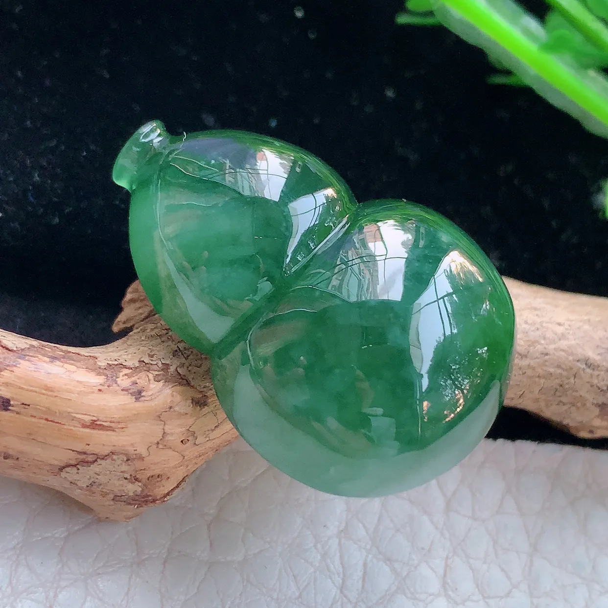 lz实拍32.6*23*11.5镶嵌款缅甸翡翠精雕饱满满绿大葫芦 暂未打孔！