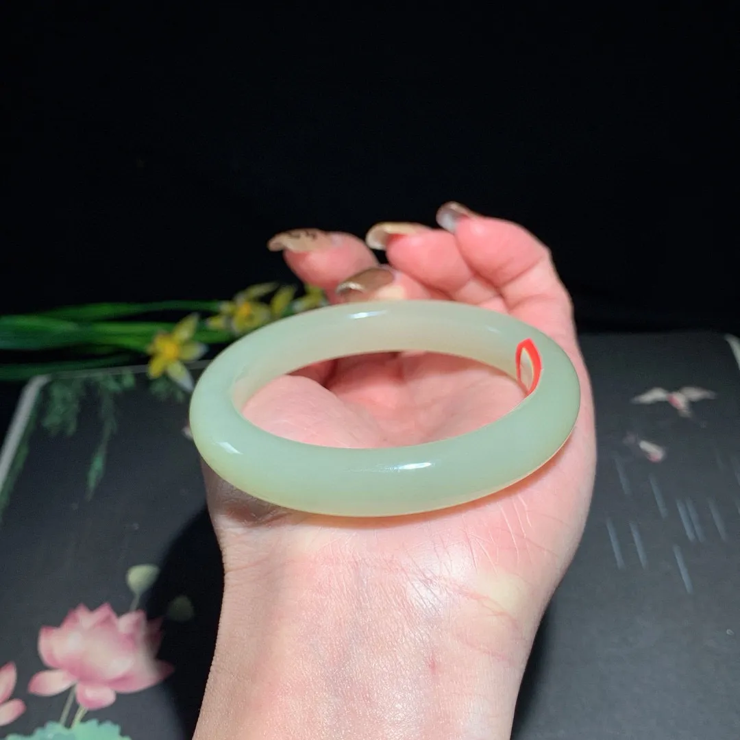 和田玉55.5圈晴水色手镯！清水色！玉质细腻油润 底色纯净  无裂无杂 脂粉好，品质高。