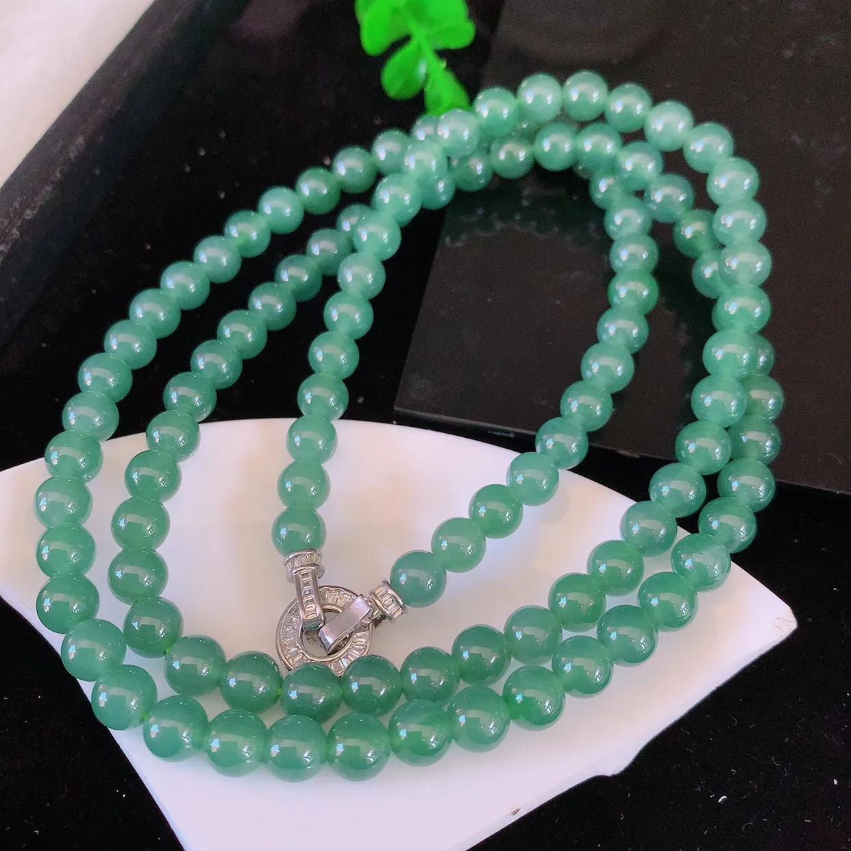 自然光实拍，冰种满色翡翠项链，翠色灵动，佩戴效果时尚出众，尽显气质，玉质细腻，美感十足。#001.1