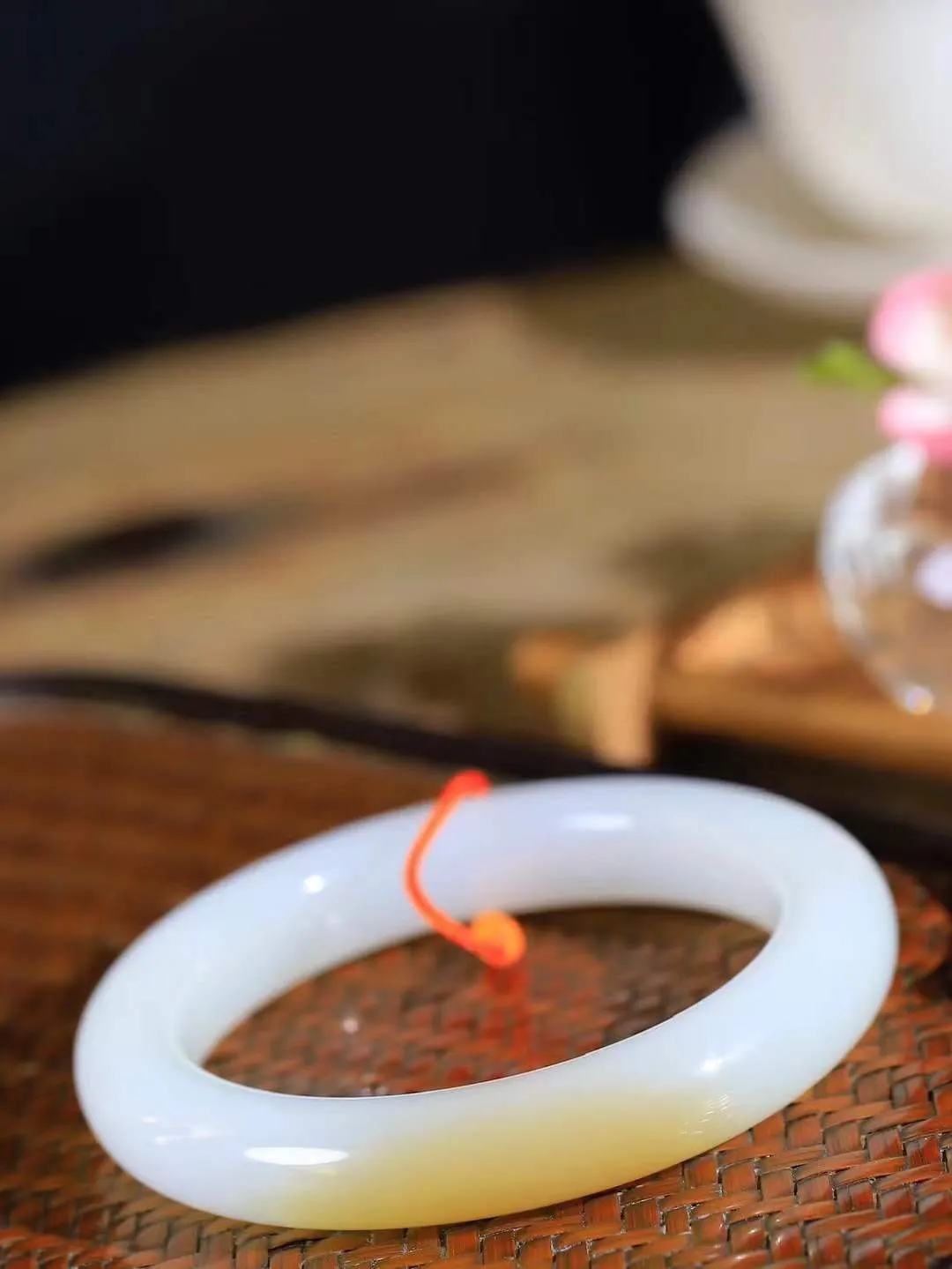 【一见钟情·手镯】

收藏级和田玉糖白玉手镯。镯型饱满，温润细腻，脂润沁香。️执一卷书，沏一盏茶，着一袭裙，戴一只镯。淡淡浅笺，素心若兰，静赏玉中诗画。悠悠岁月，芊手轻摘，盛满诗样芳华。重56.5克   内径圈口54.5mm 尺寸11.6-10mm  FDA-55121100