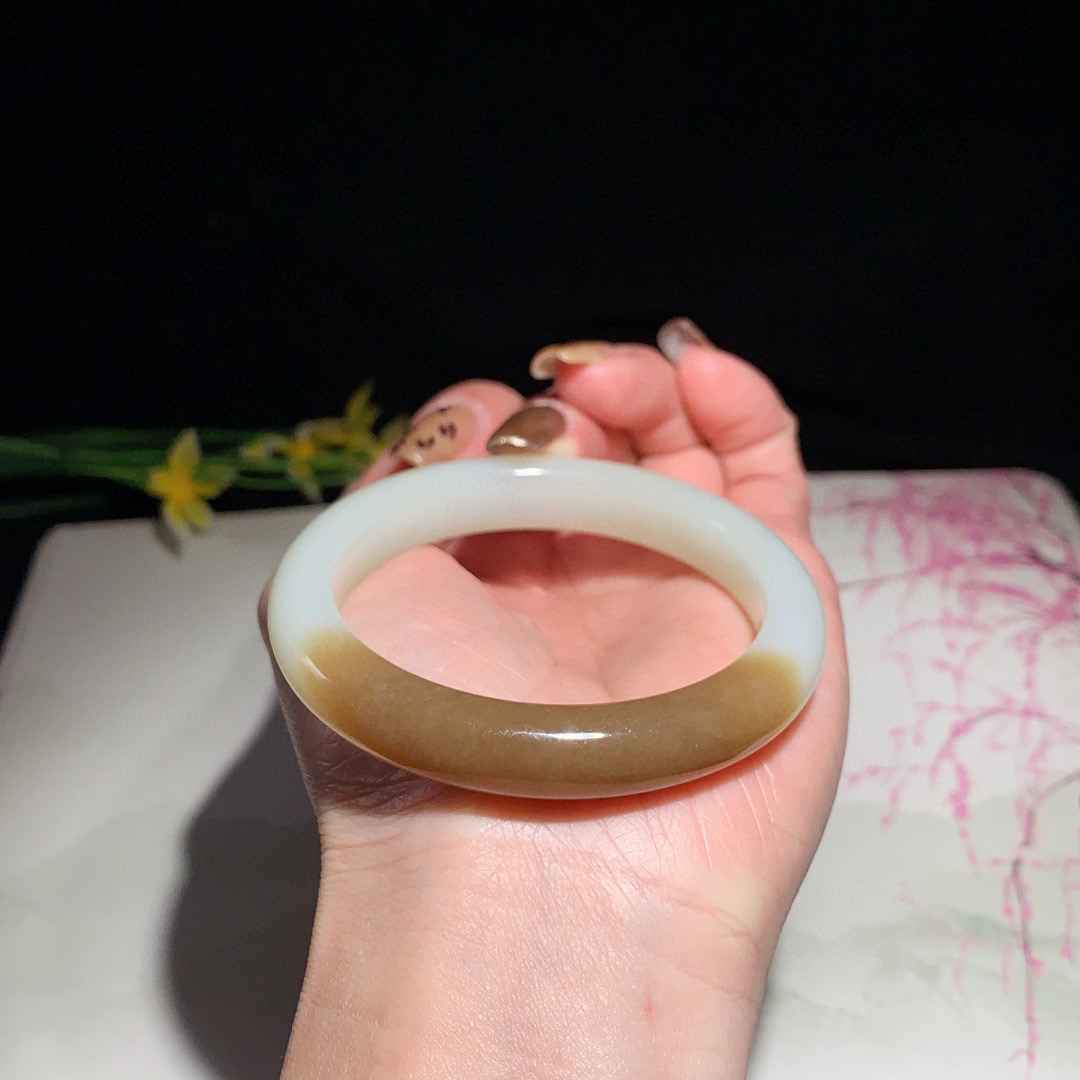 和田玉53.5圈且末糖手镯！玉质细腻油润 底色纯净  无裂无黑 脂粉好，品质高。