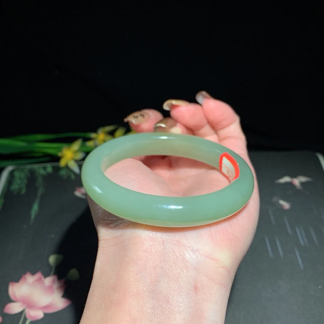 和田玉55.5圈晴水色手镯！清水色！玉质细腻油润 底色纯净  无裂无杂 脂粉好，品质高。