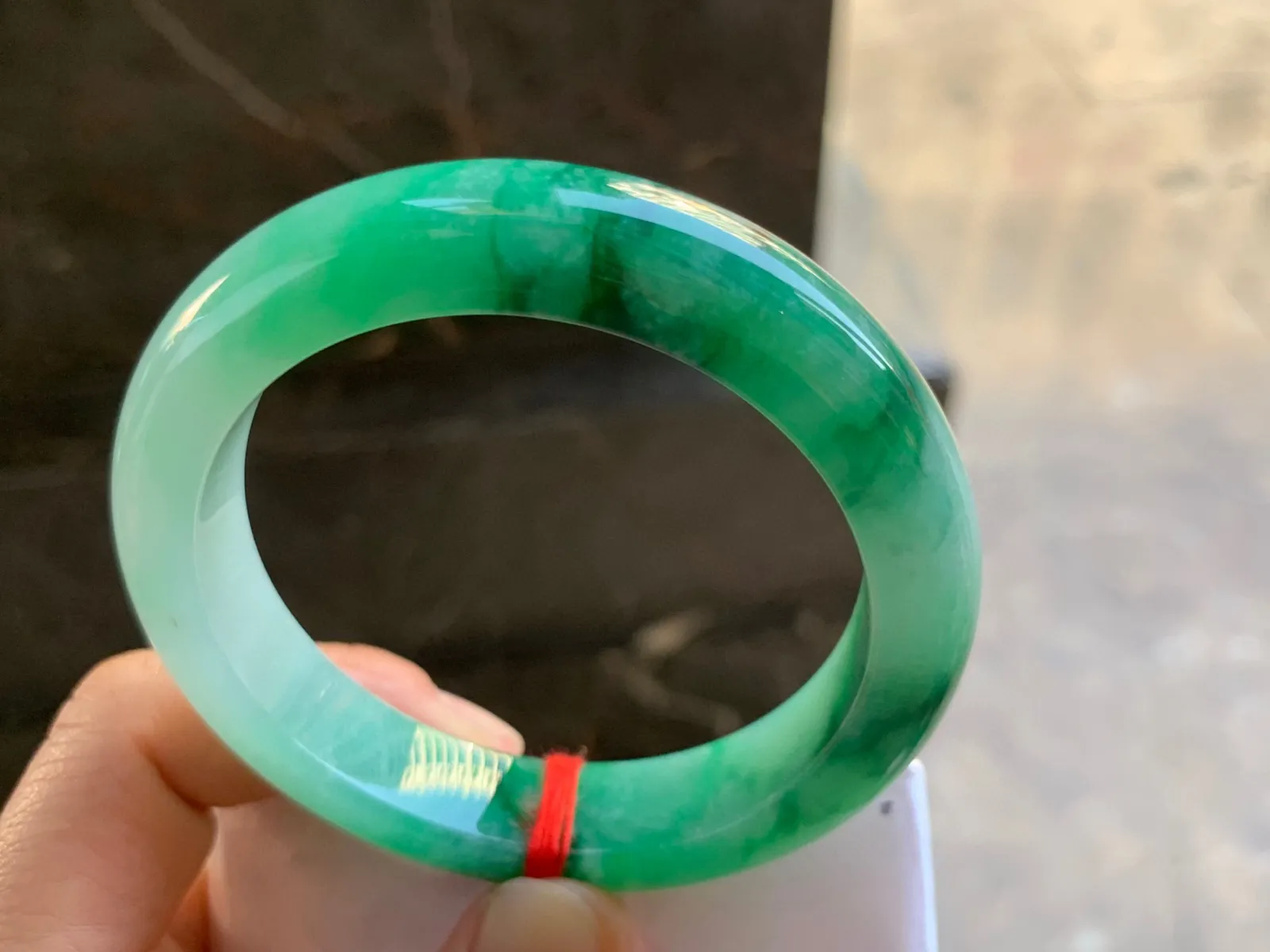 55-12.3-8.8mm
带色手镯 底子细腻 颜色辣绿 推荐
气质