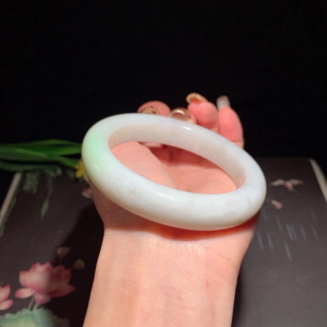 和田玉58圈口翠青手镯！玉质细腻油润 底色纯净 无裂无黑 脂粉好，品质高