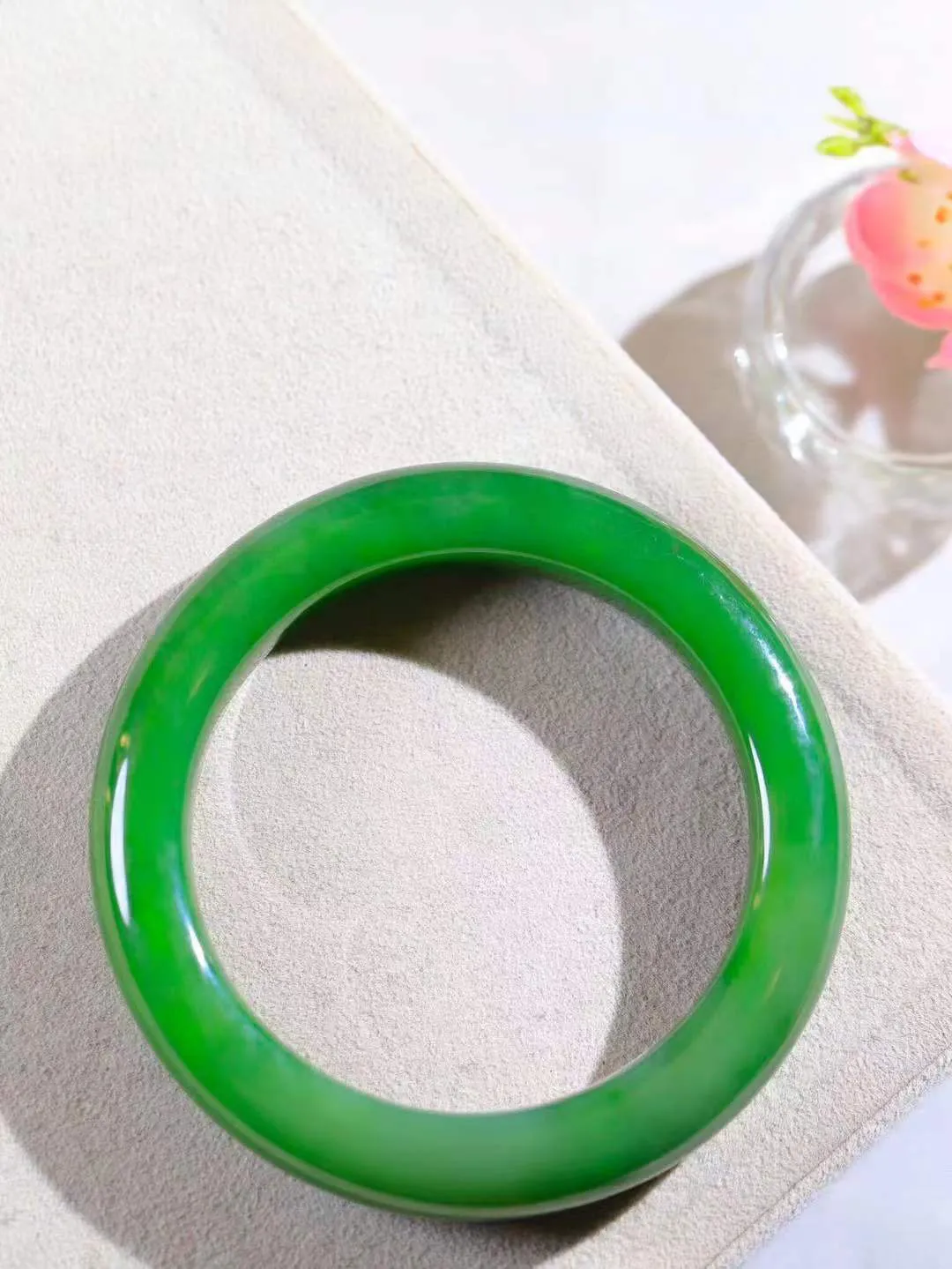 【腕间柔情.手镯】   

精品和田玉碧玉手镯 玉质温润细腻 油性十足 古朴秀雅 轻抚岁月的栏杆软香温玉，腕间玉镯轻轻晃动，令人情动心间，撷一缕月末的芬芳，把心思铺陈，时光静美，惟有你最温柔。重68克   尺寸56-12.5-10.5mm  46141055A