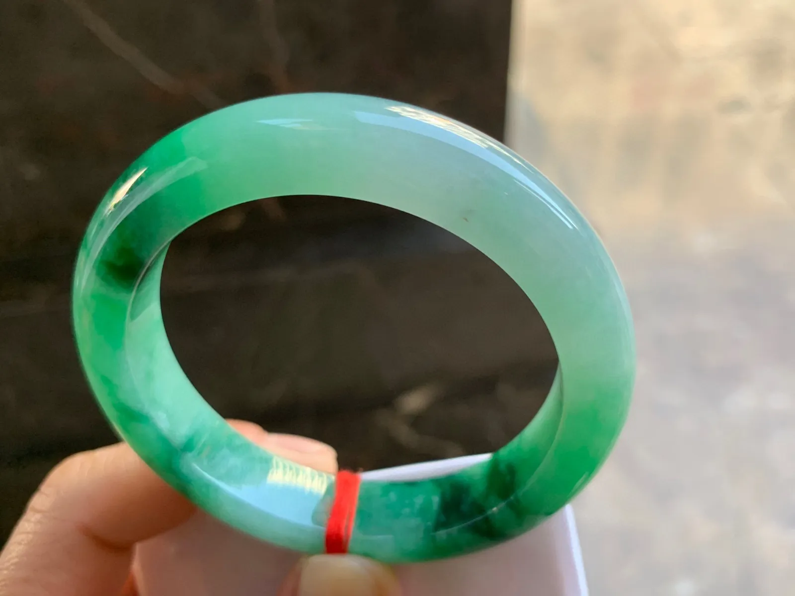 55-12.3-8.8mm
带色手镯 底子细腻 颜色辣绿 推荐
气质