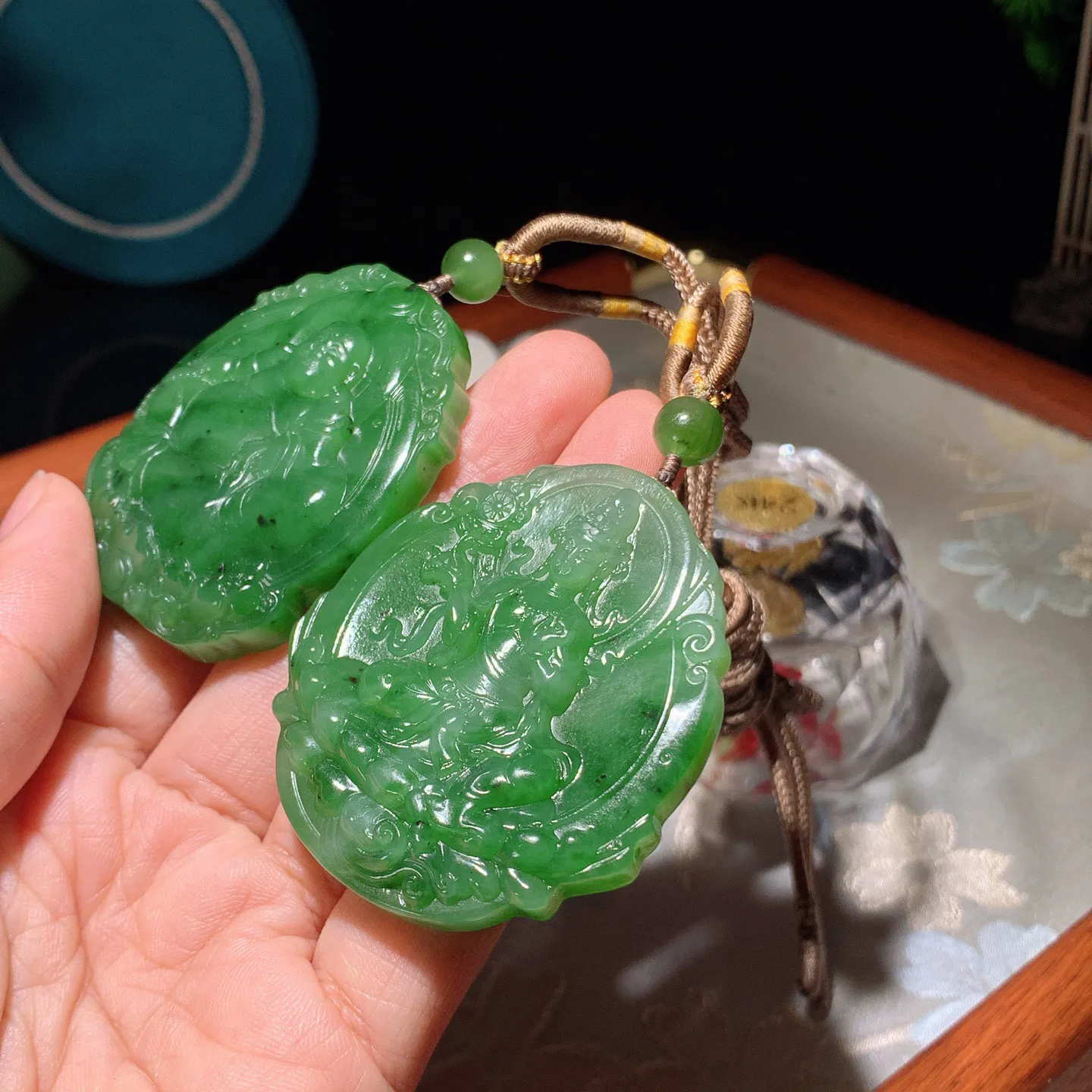 一对和田玉阳绿俄罗斯碧玉观音佛对牌挂件 尺寸54/49/10总重90克。玉质细腻油润。手推出油品相大气。250109