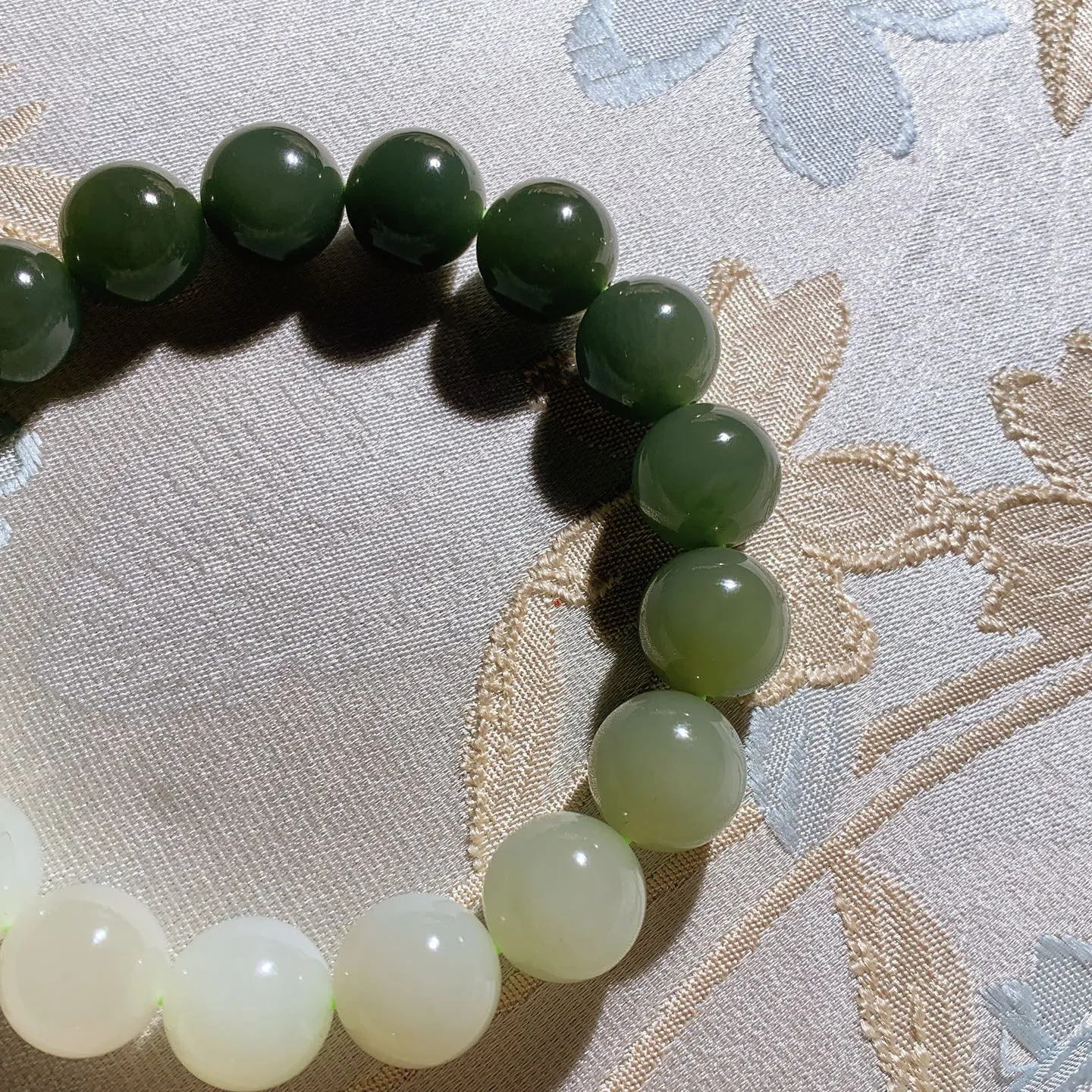 和田玉白加湖水绿渐变手串 单颗尺寸12！玉质细腻油润。手推出油品相大气。250109