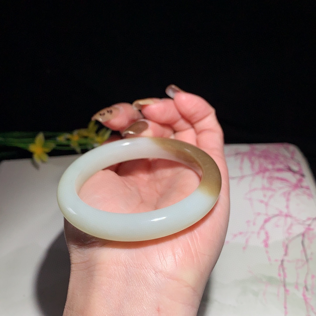 和田玉53.5圈且末糖手镯！玉质细腻油润 底色纯净  无裂无黑 脂粉好，品质高。