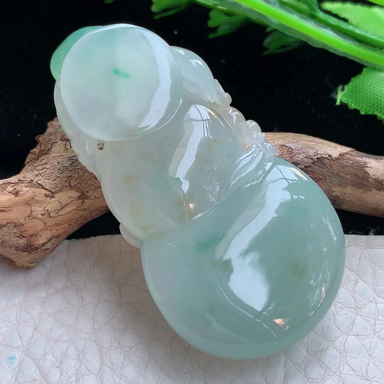 lz实拍53.5*29*12.2缅甸翡翠精雕冰胶飘绿大葫芦玉项坠 玉挂件