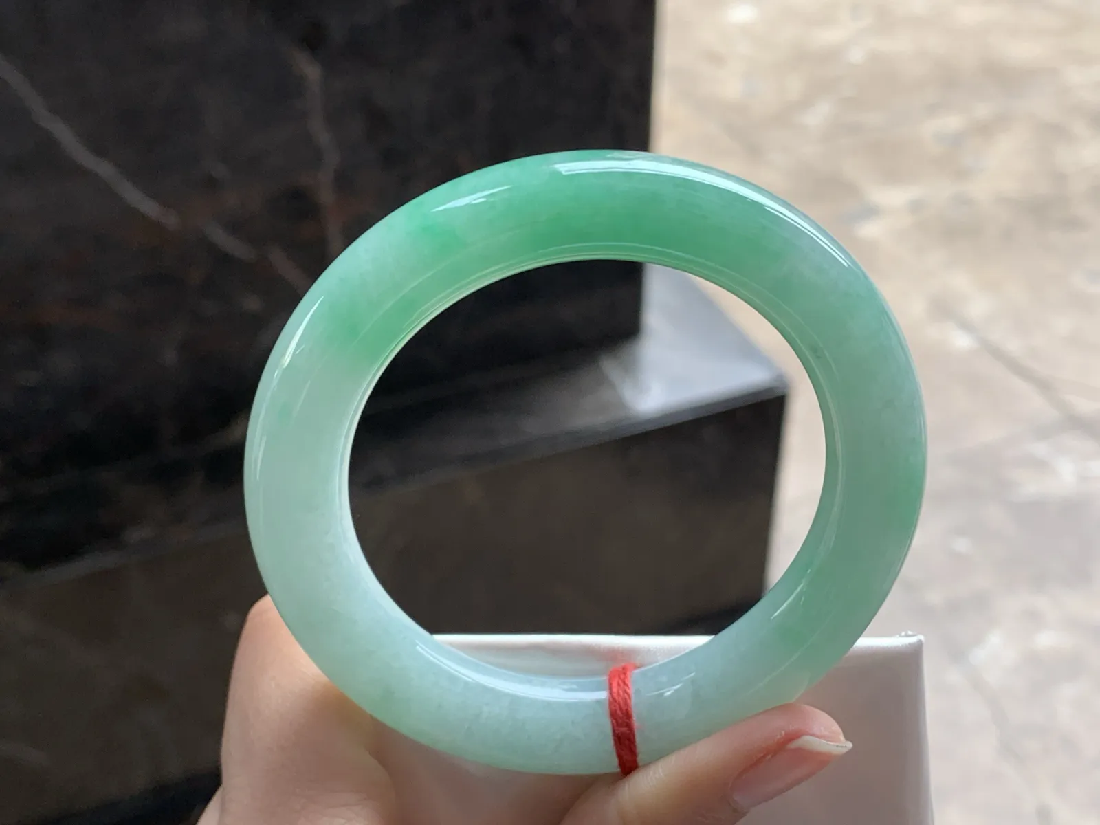 56.5-11.2

阳绿色圆条手镯^_^色阳鲜艳