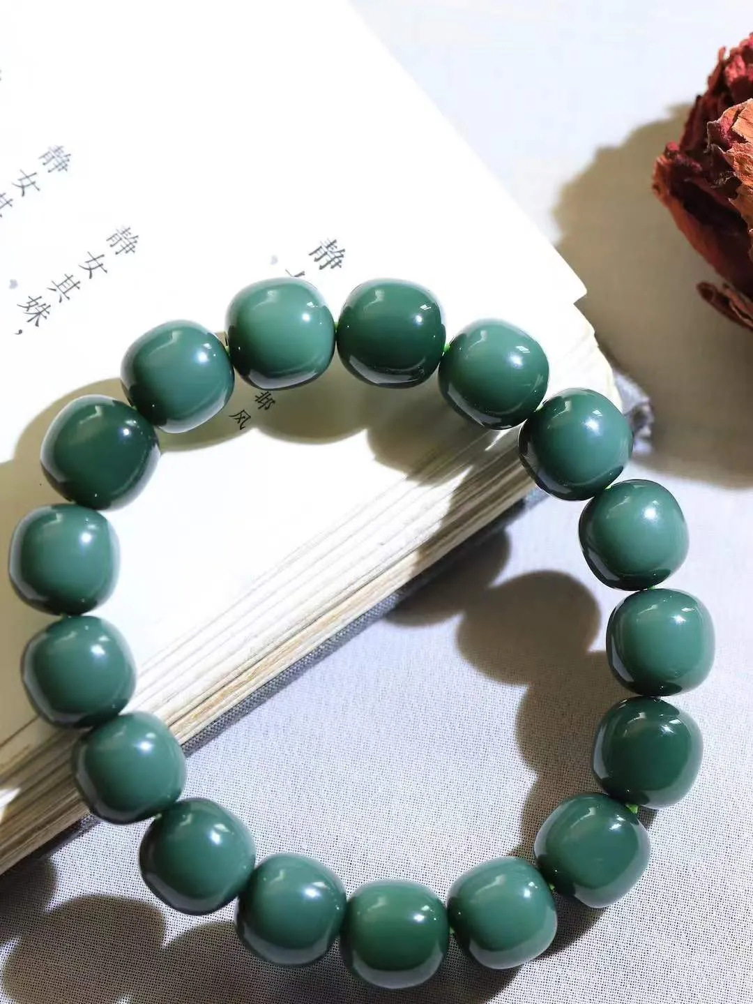（老型珠.手串）

收藏级️和田玉碧玉猫眼老型珠手串，也可做手持，玉质细腻油润 饱满光滑 质朴无
