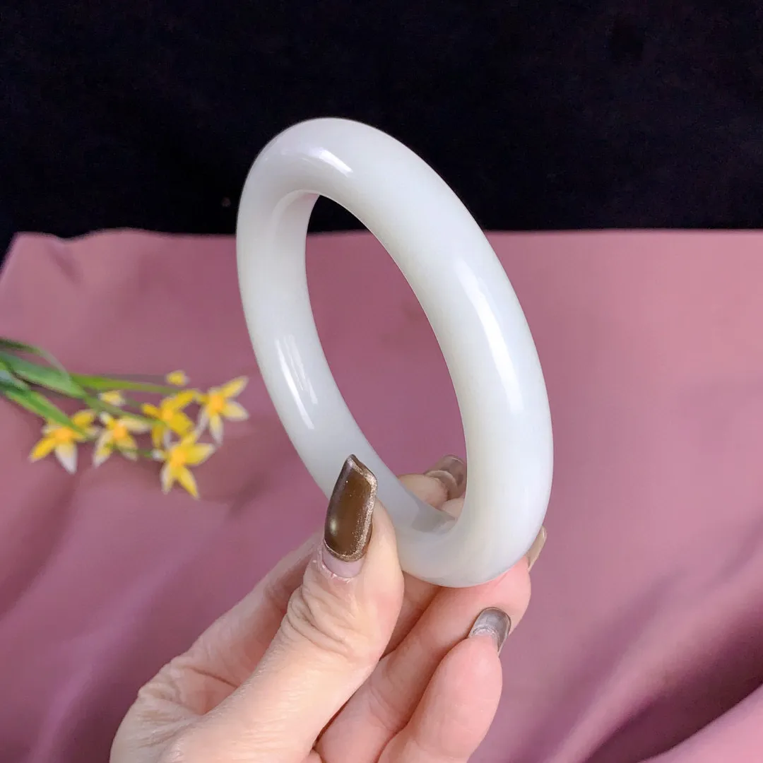 和田玉61圈羊脂白手镯！玉质细腻油润 底色纯净  无裂无杂 脂粉好，品质高。