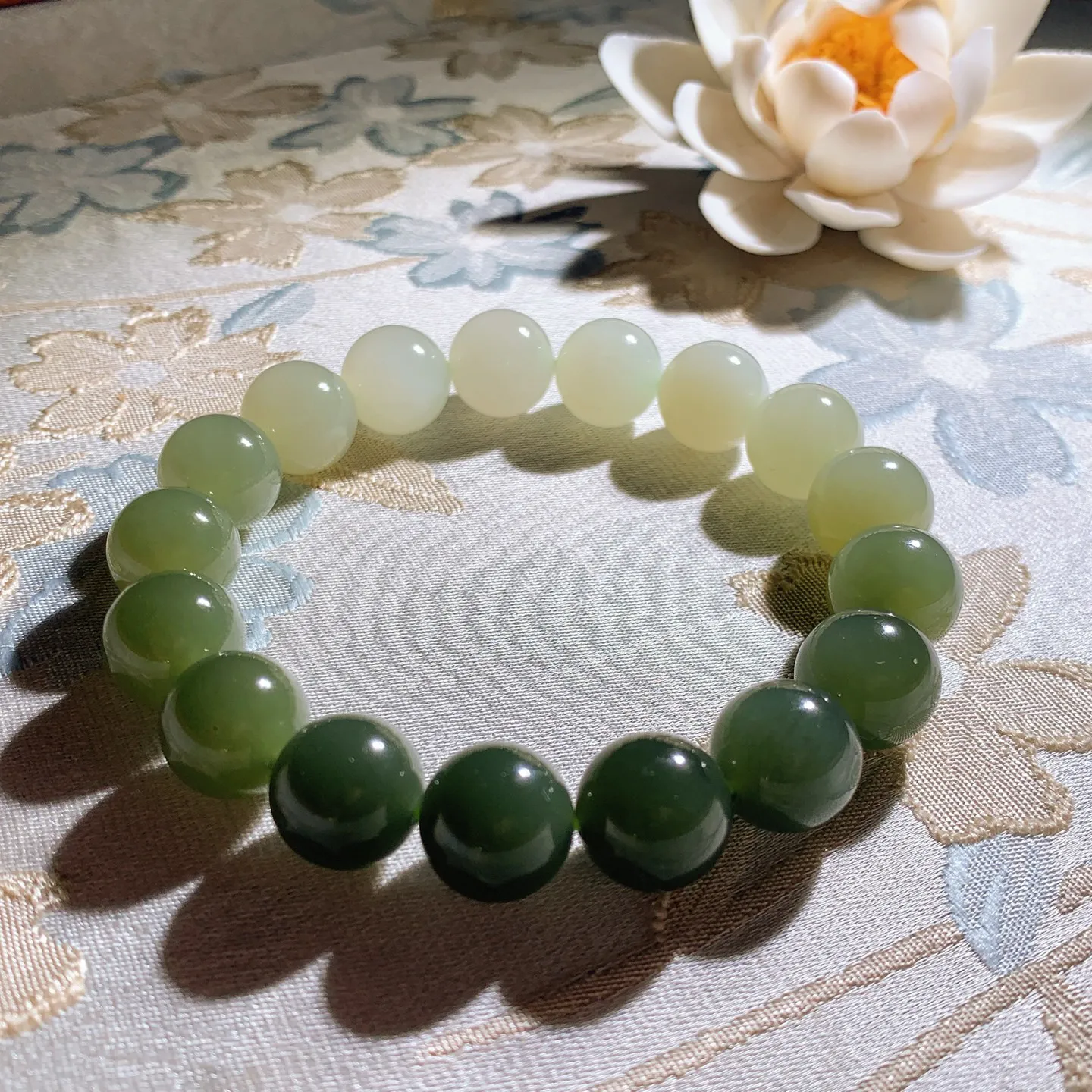 和田玉白加湖水绿渐变手串 单颗尺寸12！玉质细腻油润。手推出油品相大气。250109