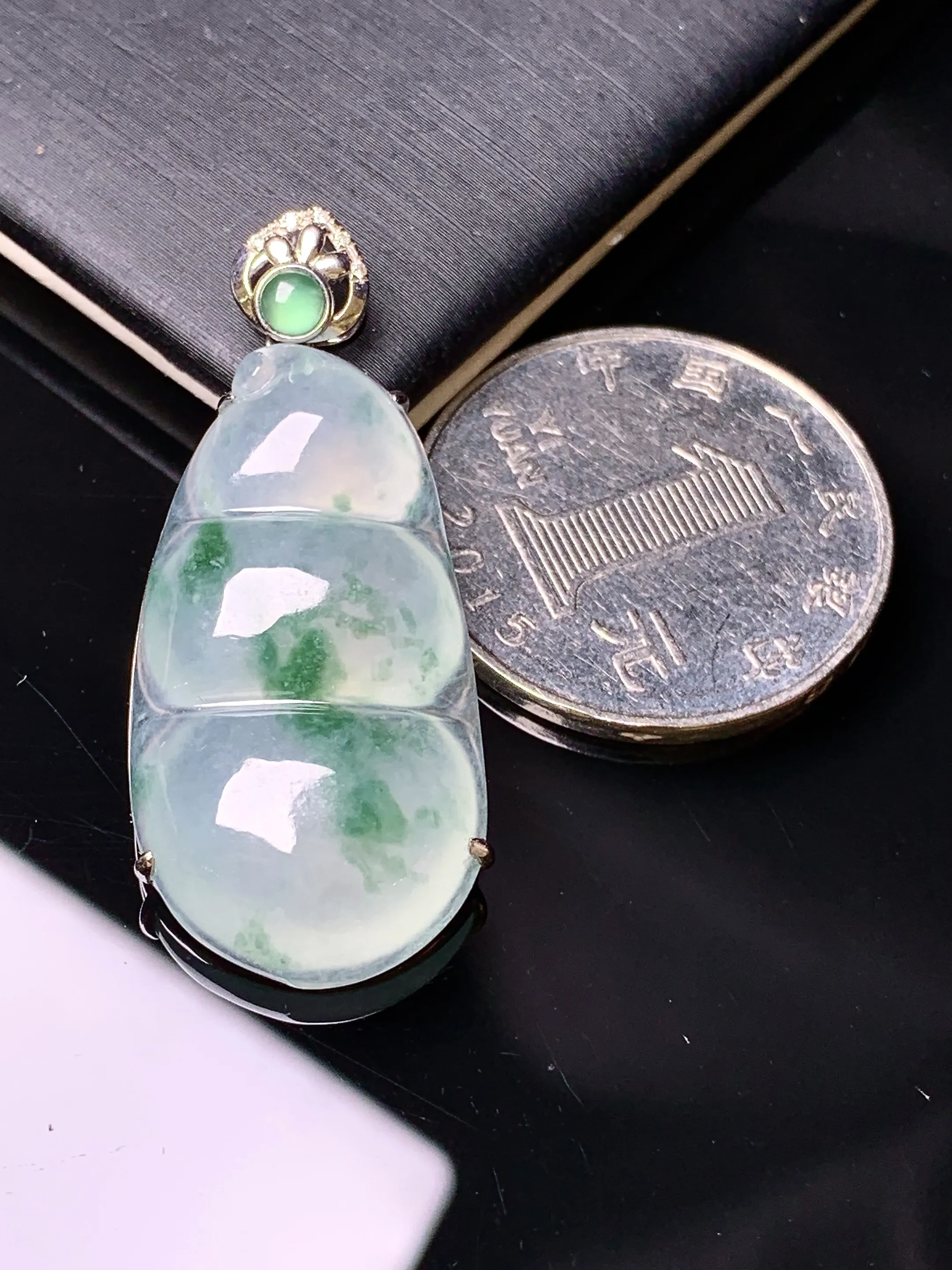 18k金镶嵌冰种飘绿四季豆吊坠 玉质细腻 色泽艳丽清新 整体尺寸38.5*16.5*6.3