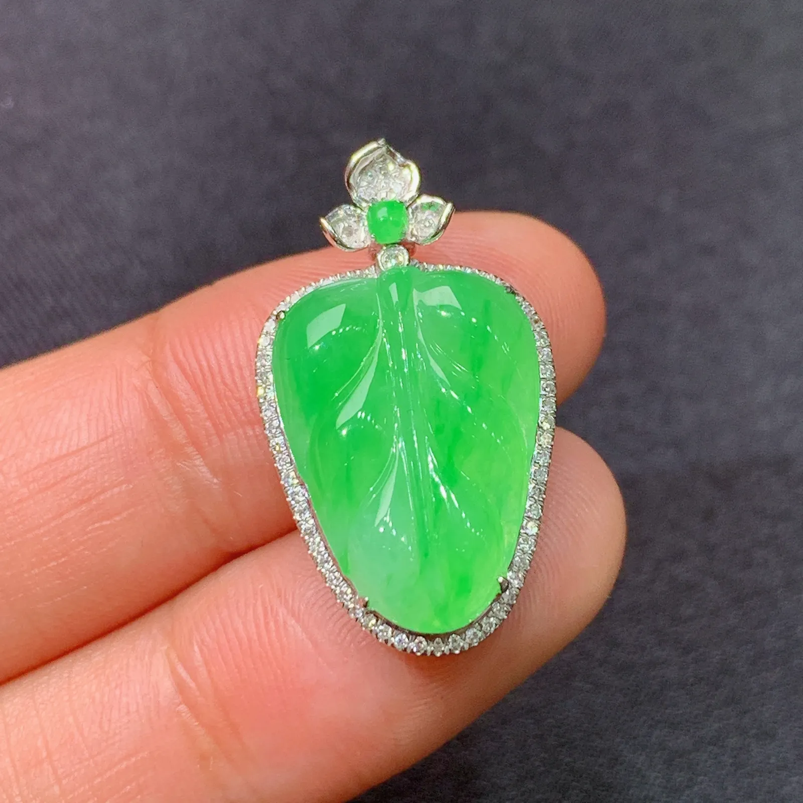 冰阳绿树叶吊坠，18k金镶嵌，冰润色阳，玉质细腻，种水足，Gs 尺寸25.9*14.6*6.8