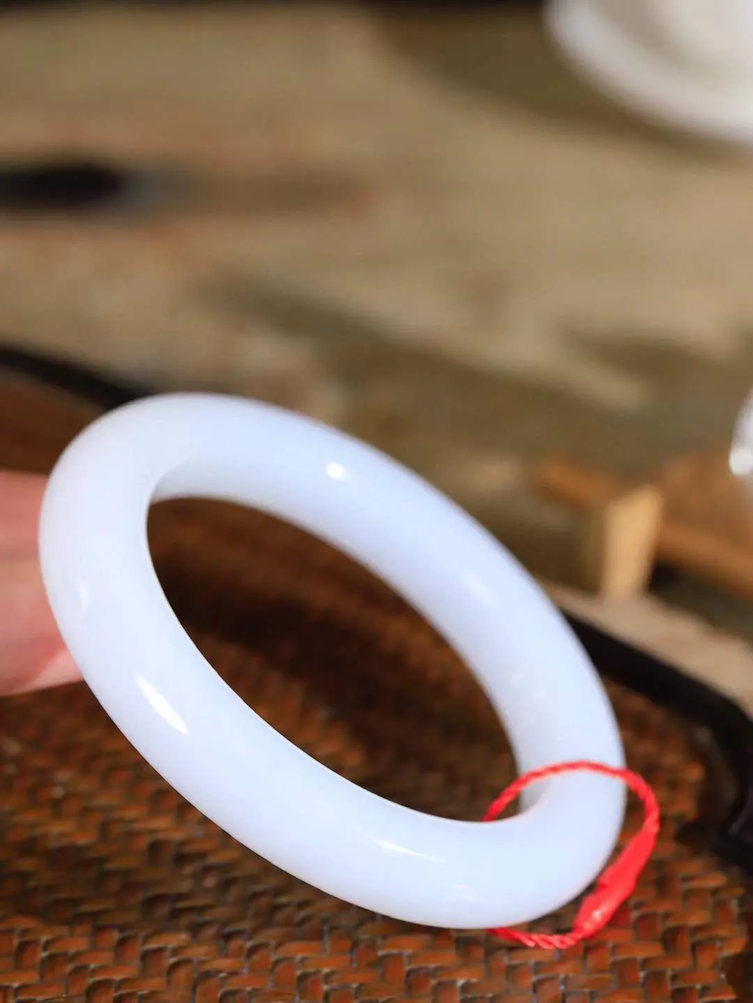 （一见倾心.手镯）

精品和田玉白玉手镯，玉质温润细腻 油性十足 手感舒适，高华雅逸，线条流畅，简约大气，美自天成，素雅高贵。佩戴于腕间，婉约之美，举手投足间透出那低调奢华。重73克  尺寸57.5-12.3-11.5mm  56101136A