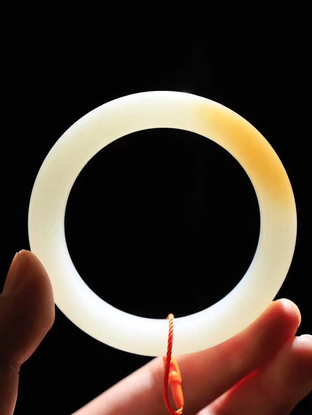 【一见钟情·手镯】

收藏级和田玉糖白玉手镯。镯型饱满，温润细腻，脂润沁香。️执一卷书，沏一盏茶，着一袭裙，戴一只镯。淡淡浅笺，素心若兰，静赏玉中诗画。悠悠岁月，芊手轻摘，盛满诗样芳华。重56.5克   内径圈口54.5mm 尺寸11.6-10mm  FDA-55121100