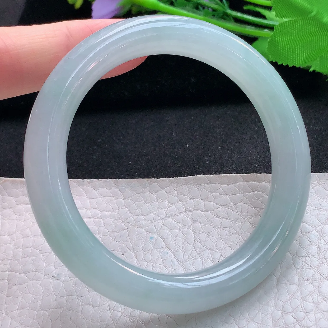 js实拍56*10美人镯 天然缅甸翡翠玉手镯冰润浅绿圆条玉手环