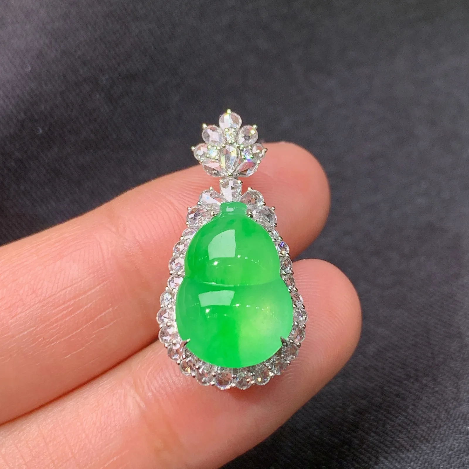 冰阳绿葫芦吊坠，18k金镶嵌，冰润色阳，玉质细腻，种水足，Tl 尺寸26.9*13.7*10