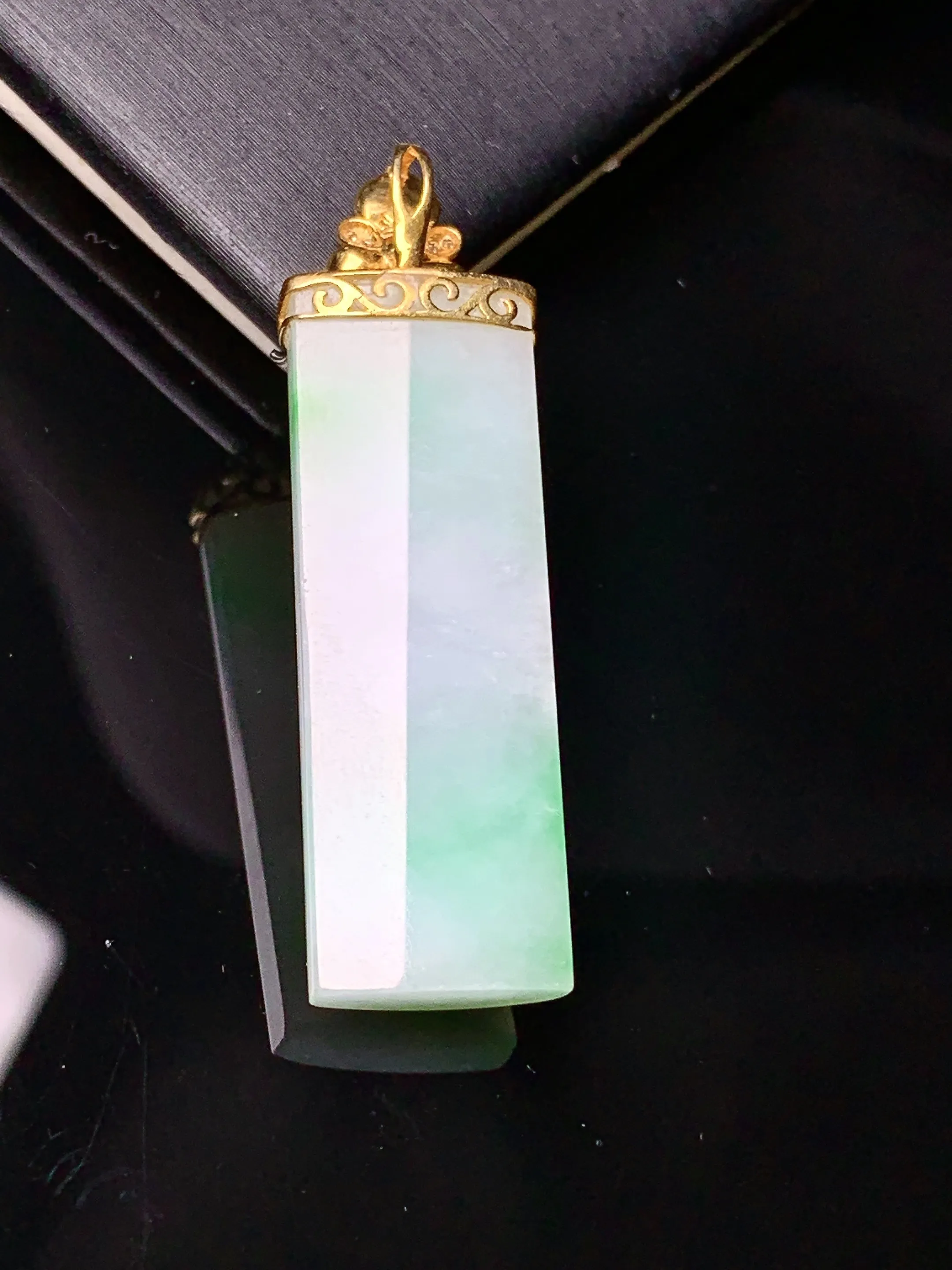 18k金镶嵌飘绿玉柱吊坠 玉质细腻 色泽艳丽清新 整体尺寸40*11.2*5.5