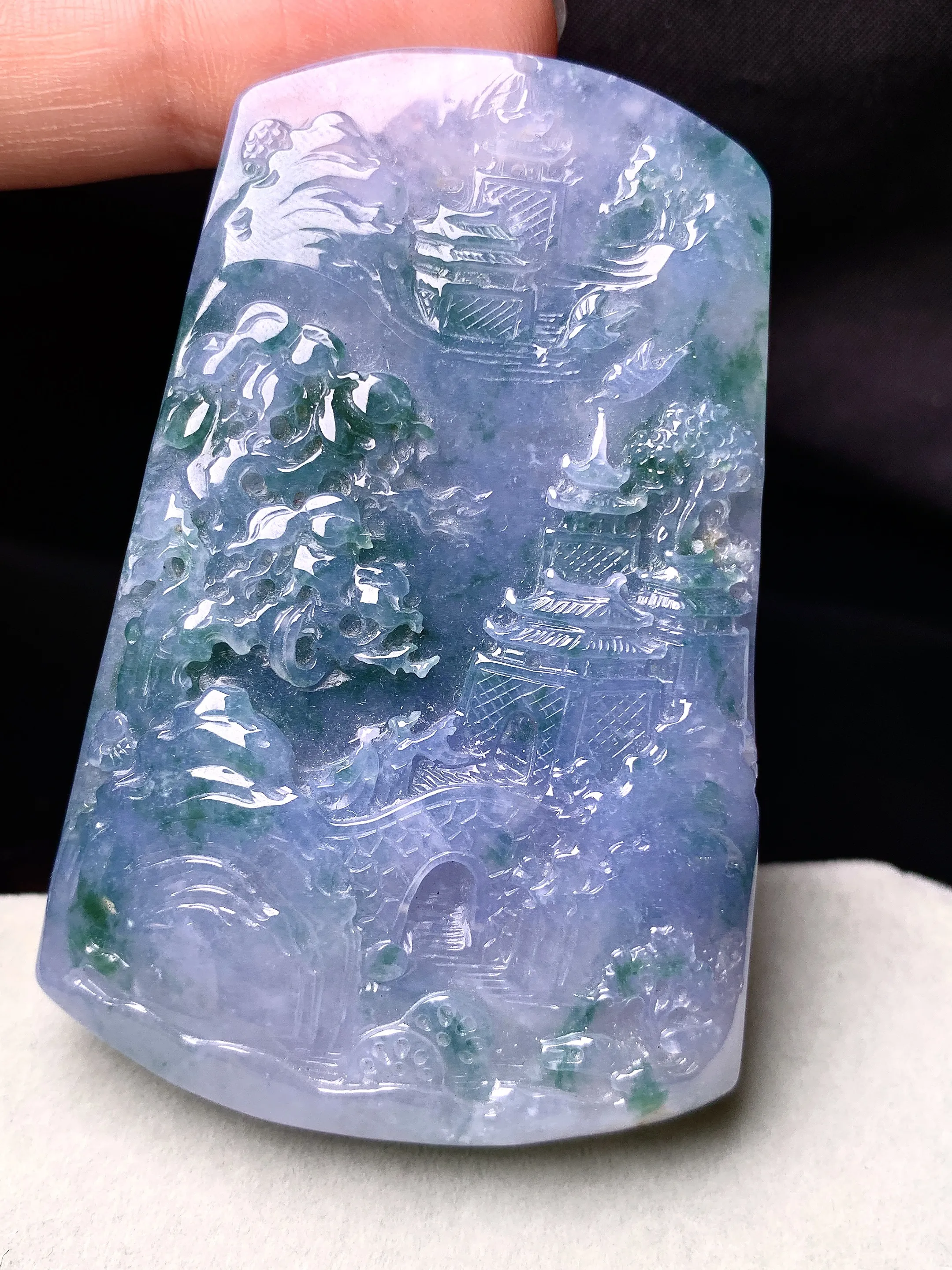 飘花紫罗兰山水牌子吊坠 玉质细腻 色泽艳丽清新 整体尺寸65*42.7*9.5