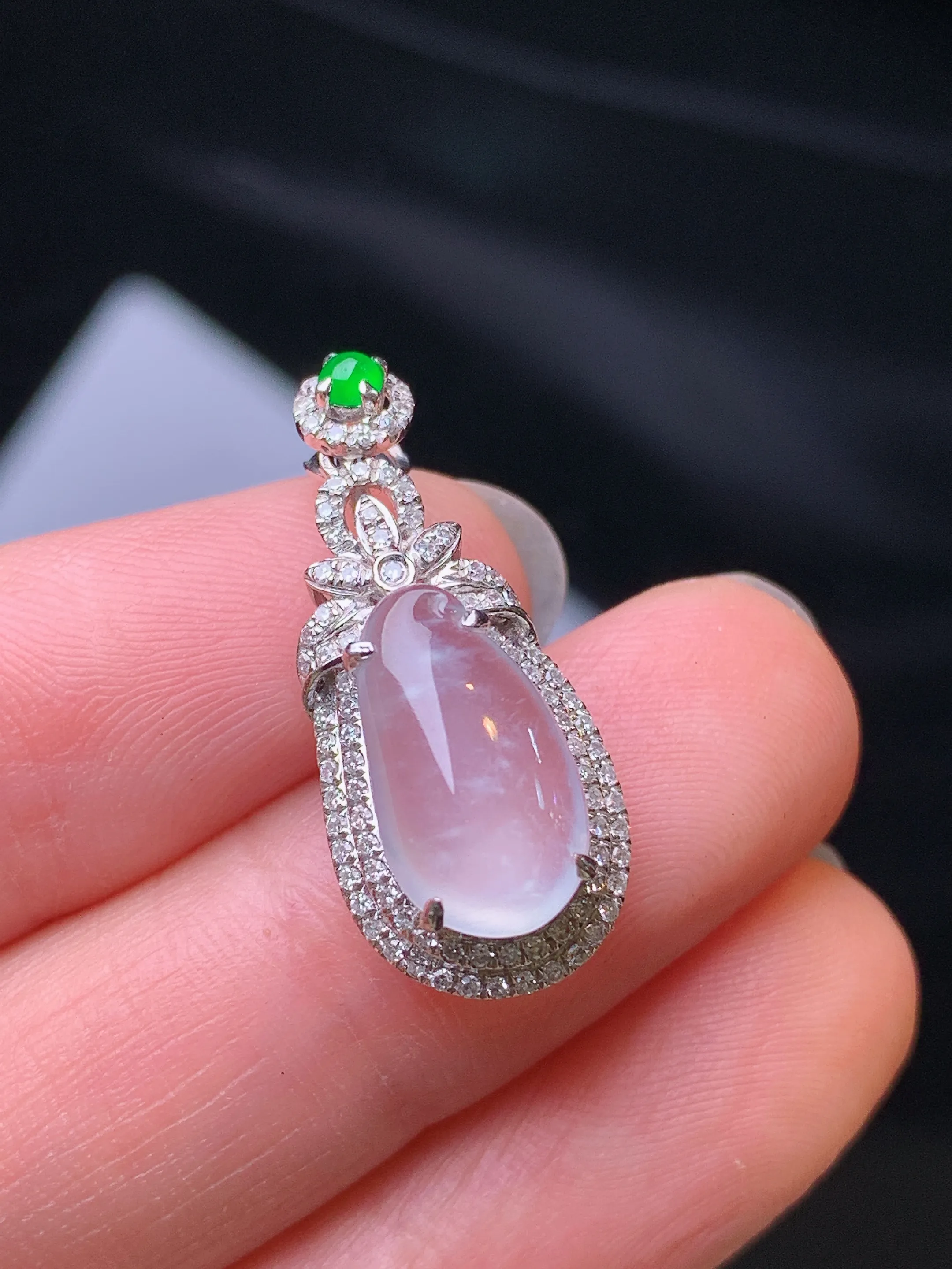 18k金钻镶嵌冰种福瓜吊坠 玉质细腻 色泽艳丽清新 整体尺寸25*10.8*8.3