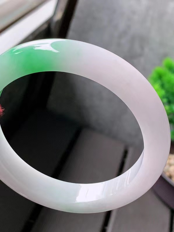 【翡翠名称】老种冰飘绿60.8正圈口手镯
【翡翠尺寸】适合60-61正圈口佩戴
【翡翠描述】宝贝种老水足，玉质细腻，色泽靓丽，性价比高，佩戴效果好！
【其它赠送】权威证书/精美挂绳盒子/支持全国复检