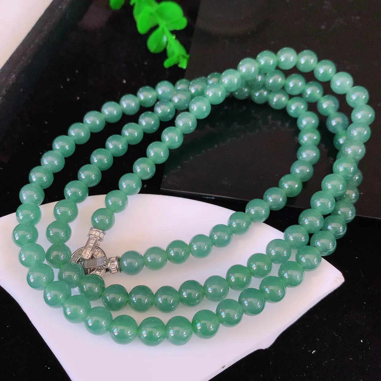 自然光实拍，冰种满色翡翠项链，翠色灵动，佩戴效果时尚出众，尽显气质，玉质细腻，美感十足。#001.1取一尺寸6.6