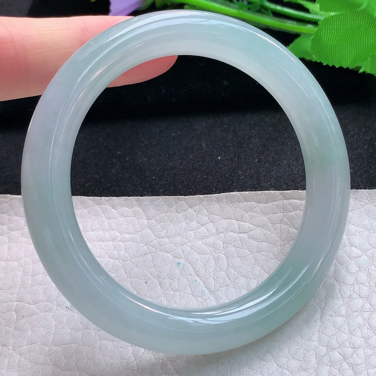 js实拍56*10美人镯 天然缅甸翡翠玉手镯冰润浅绿圆条玉手环