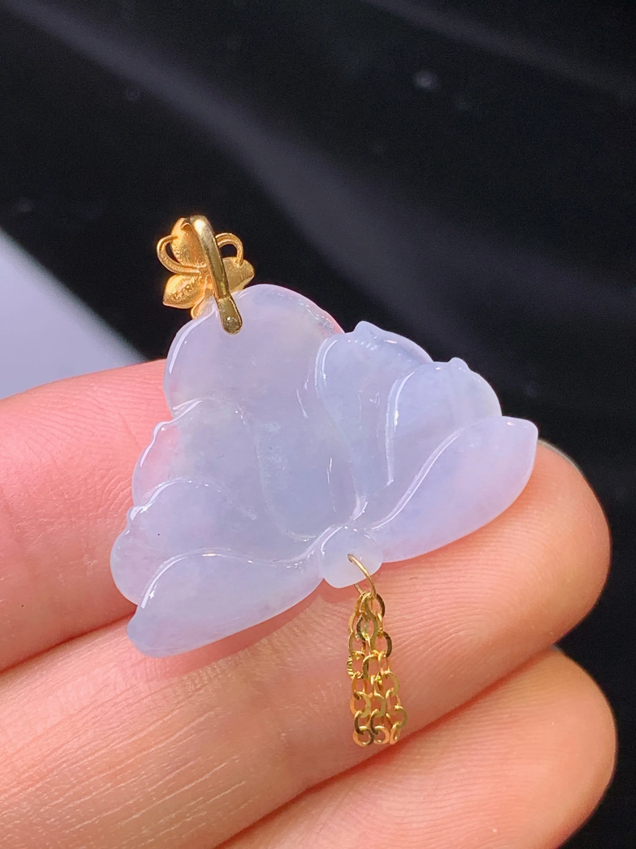 18k金镶嵌淡紫罗兰莲花吊坠 玉质细腻 色泽艳丽清新 整体尺寸33.2*27.2*5.3