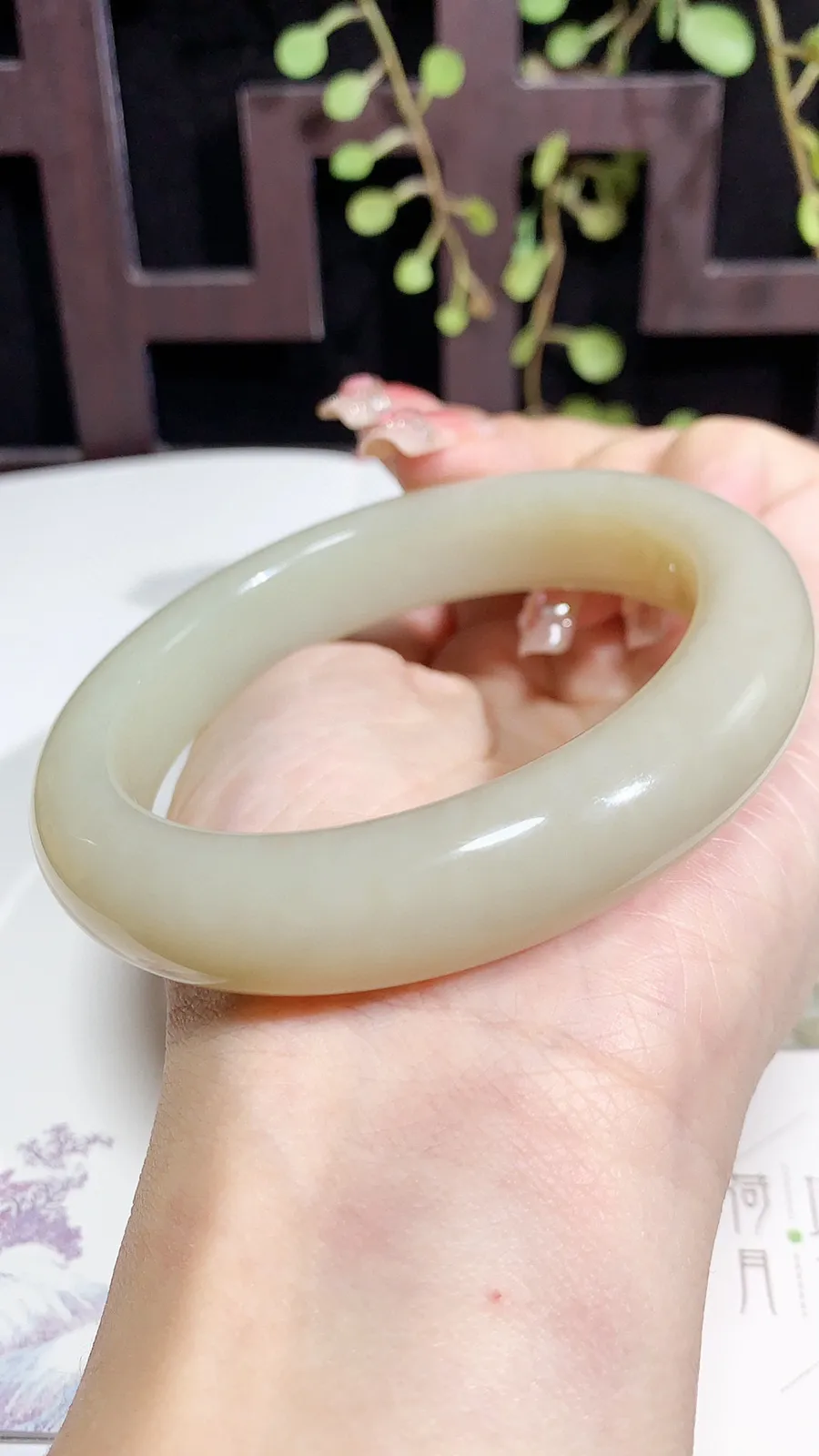 和田玉58圈口且末糖手镯，玉质细腻油润 底色纯净 脂粉好，品质高