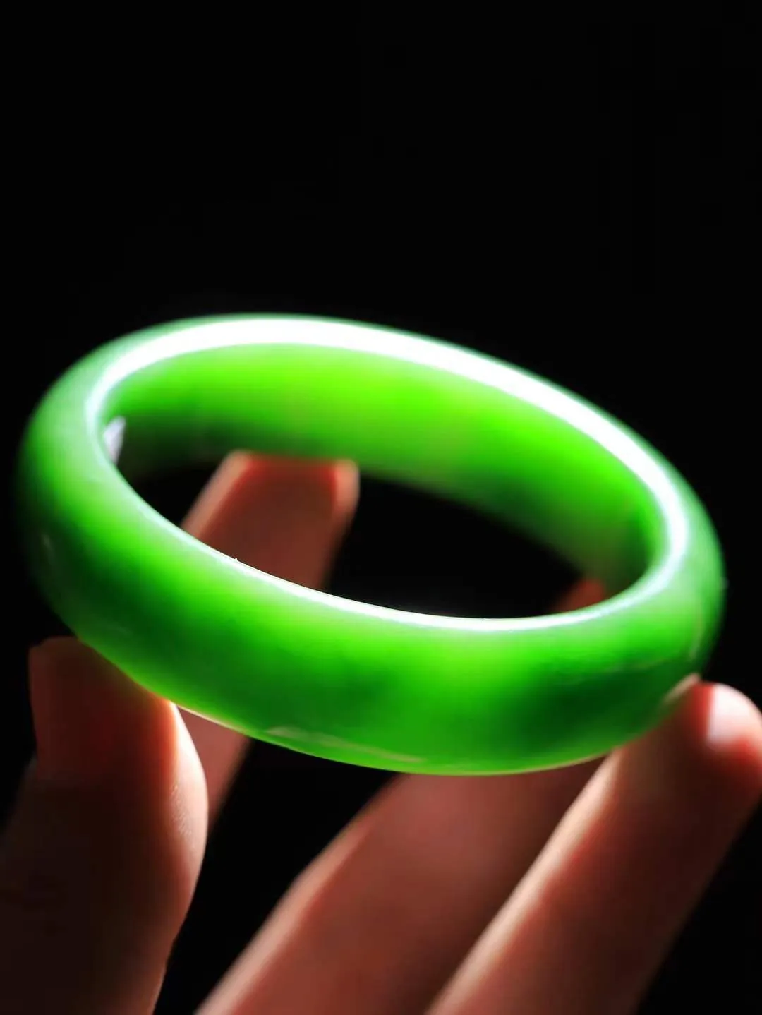 【悠悠芳华.镯】

典藏级和田玉碧玉手镯 玉质温润 青葱岁月，尽收腕中，婉转流畅，凝岁月悠长。盈一眸恬淡，挽一抹绿意。重78克 内径59mm尺寸16.8-9mm   861202855A