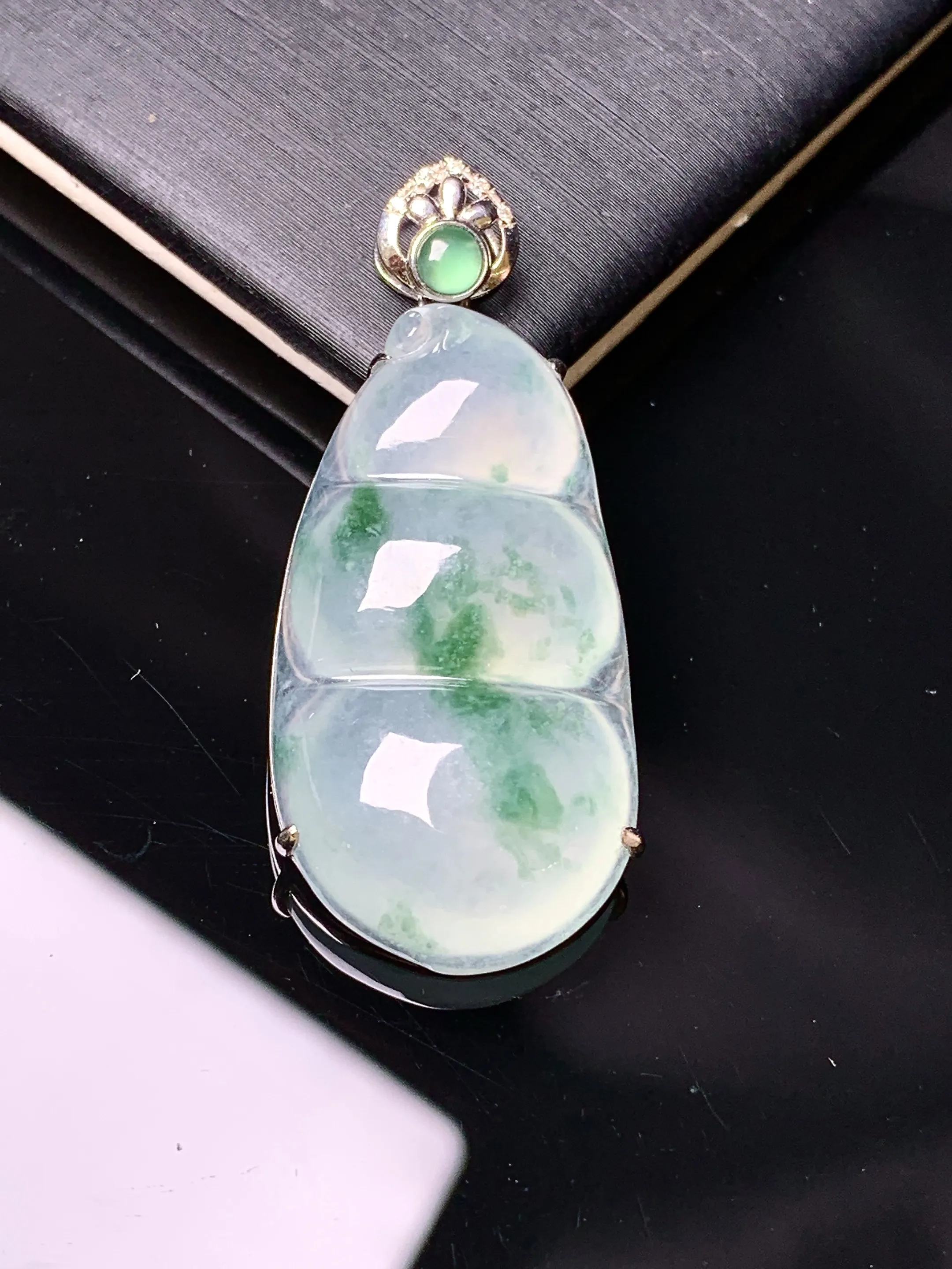 18k金镶嵌冰种飘绿四季豆吊坠 玉质细腻 色泽艳丽清新 整体尺寸38.5*16.5*6.3