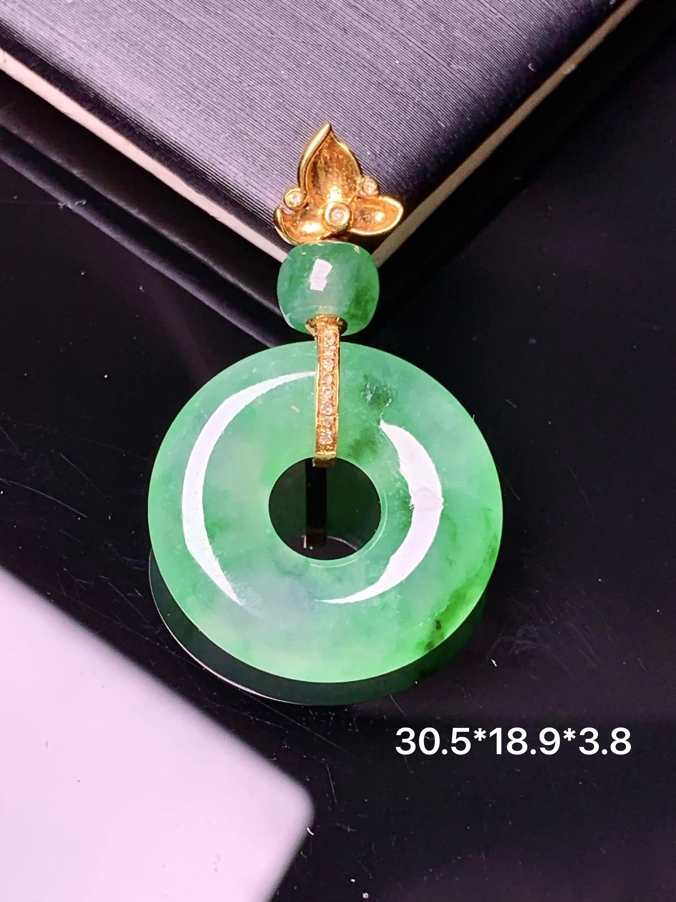 18k金钻镶嵌翠绿平安环吊坠 玉质细腻 色泽艳丽清新 整体尺寸30.5*18.9*3.8