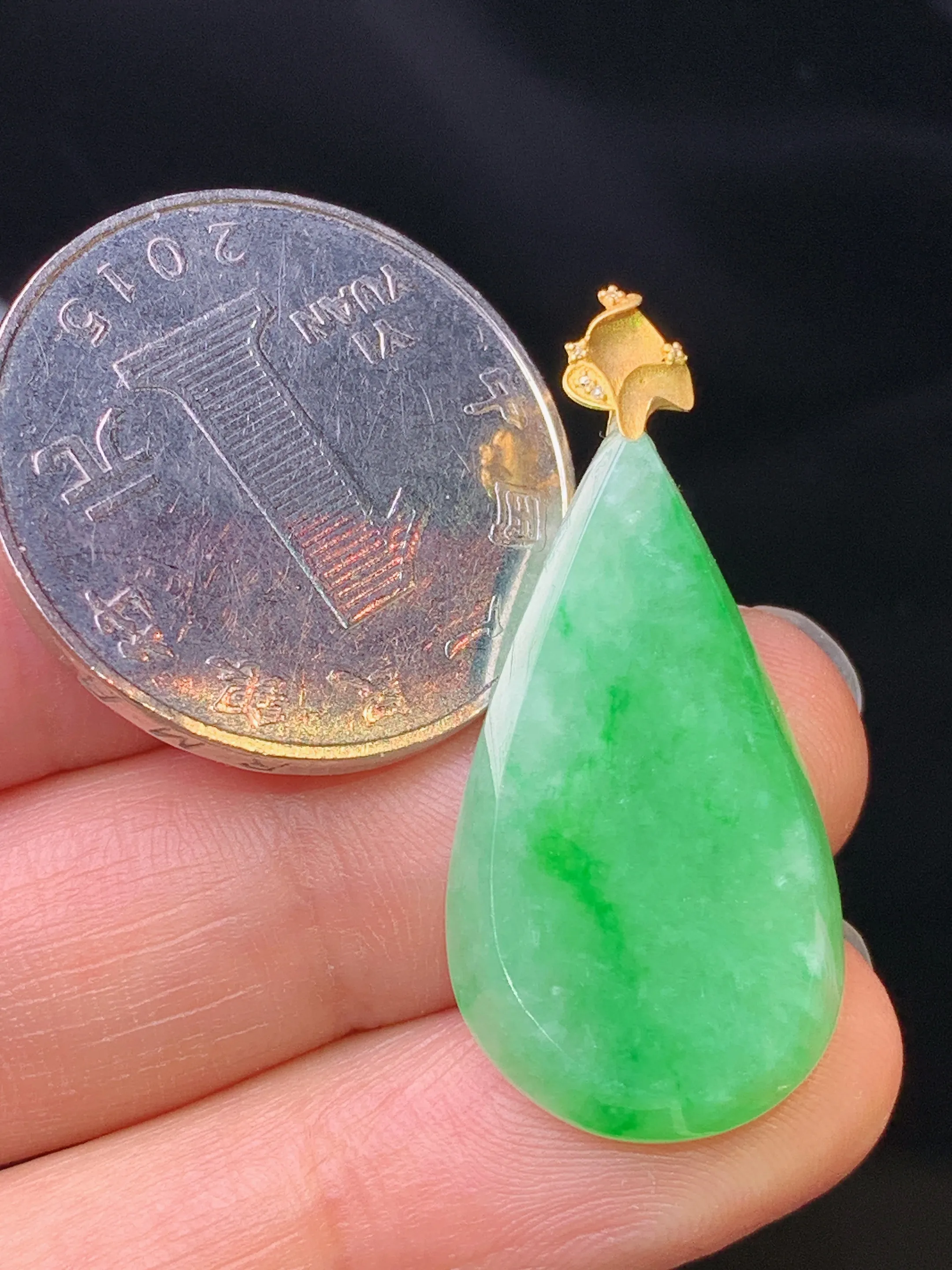 18k金镶嵌翠绿水滴吊坠 玉质细腻 色泽艳丽清新 整体尺寸34*15.7*4