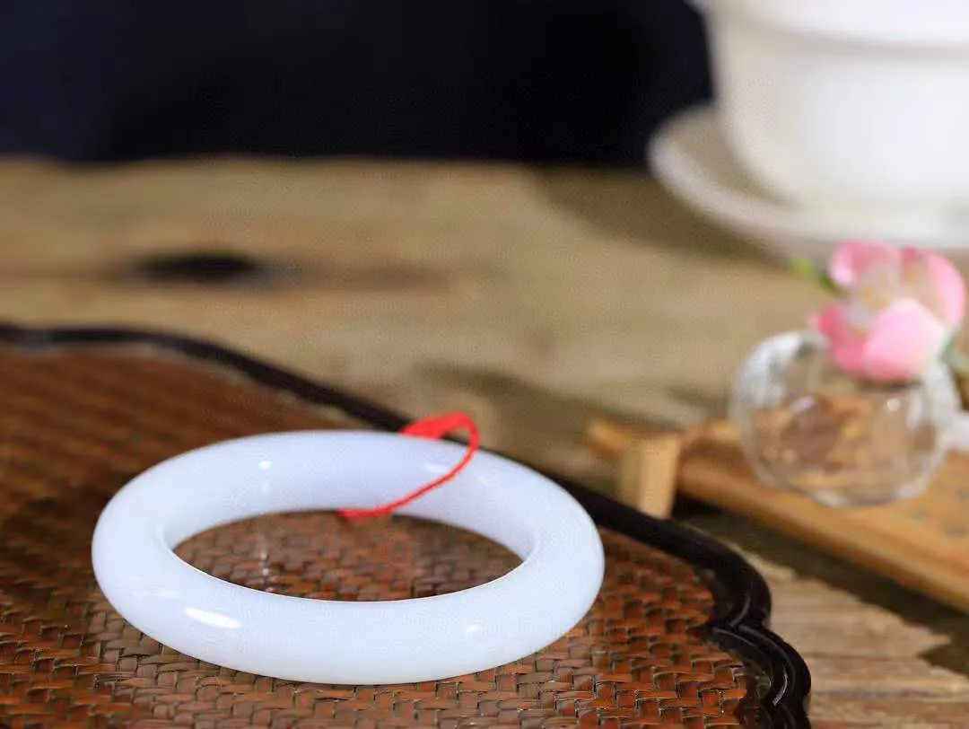 （一见倾心.手镯）

精品和田玉白玉手镯，玉质温润细腻 油性十足 手感舒适，高华雅逸，线条流畅，简约