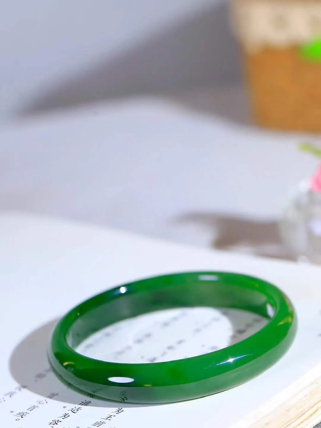 【碧波流转·手镯】

收藏级臻品️和田玉碧玉手镯，玉质细腻温润，手感舒适，️线条流畅，简约大气，美自天成，佩戴于腕间，婉约之美，举手投足间透出那份低调奢华，醉人心扉。
重37.2克 内径圈口58.5mm尺寸11.5-6.5mm  FDA-13151008