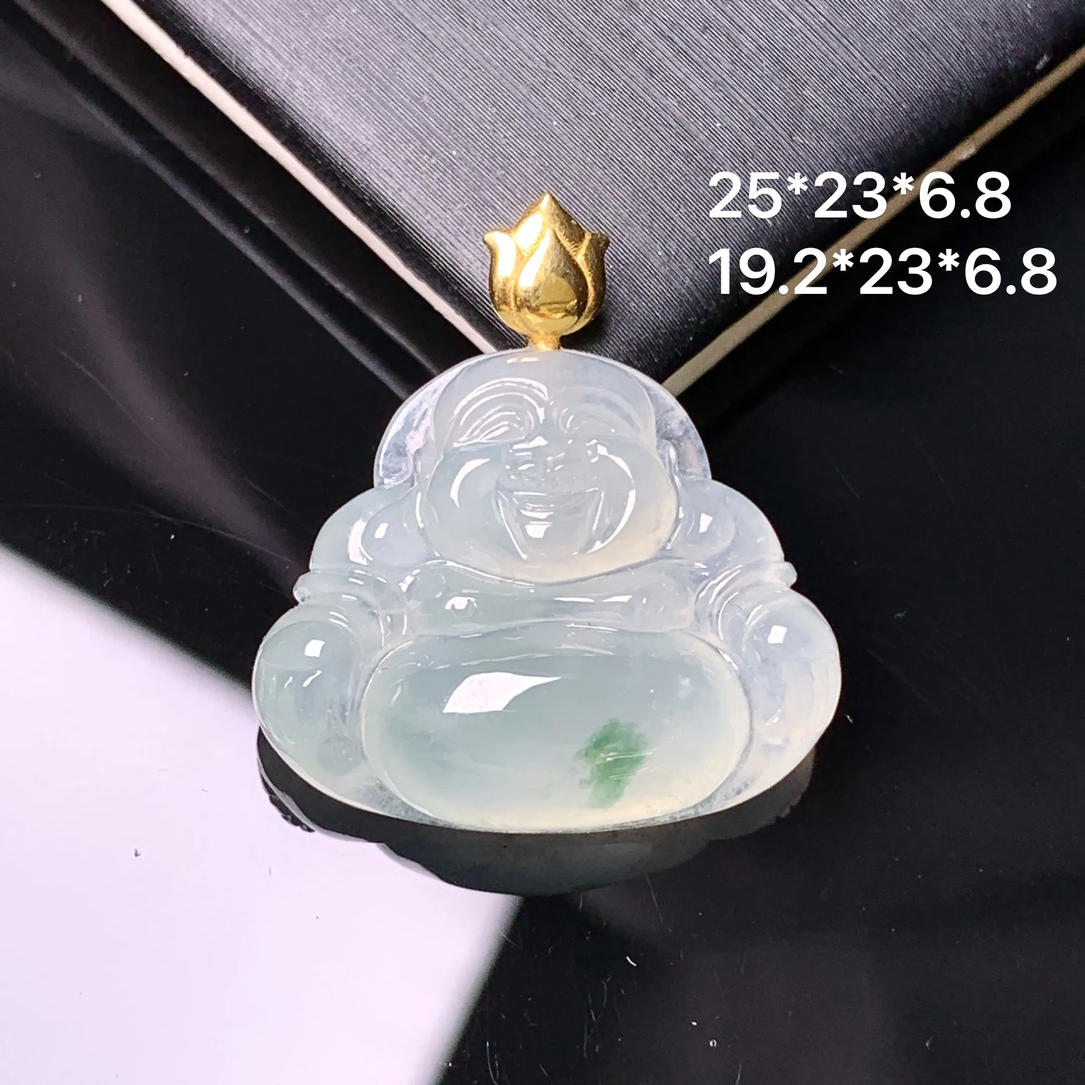 18k金镶嵌冰种飘绿佛公吊坠 玉质细腻 色泽艳丽清新 整体尺寸25*23*6.8
