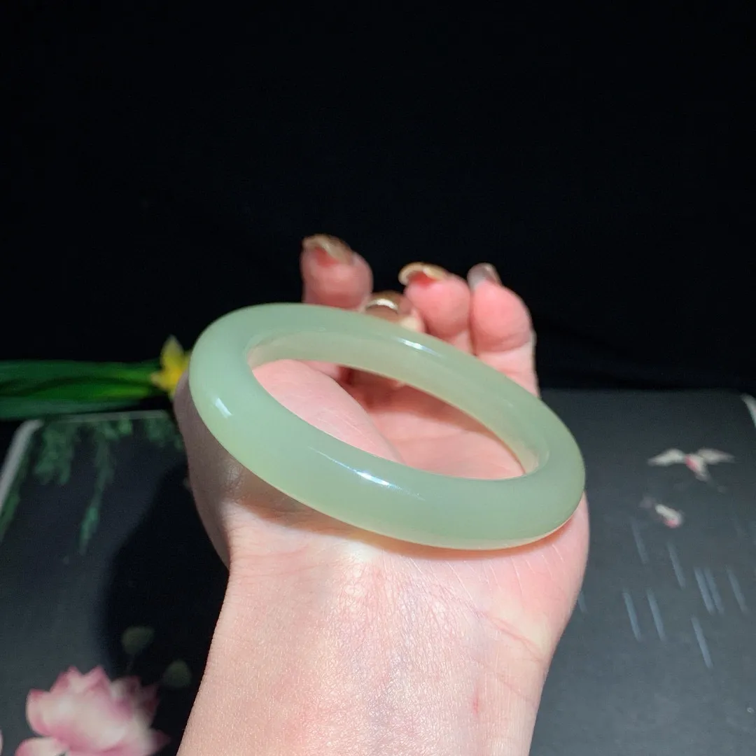 和田玉54.5圈晴水色手镯！清水色！玉质细腻油润 底色纯净  无裂无杂 脂粉好，品质高。