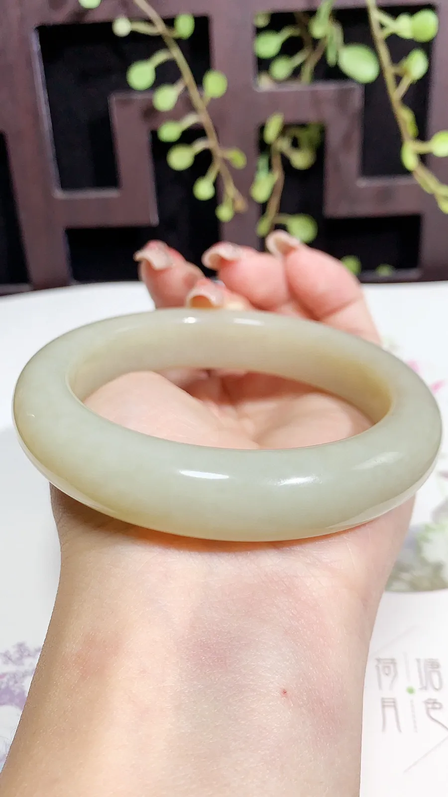 和田玉58圈口且末糖手镯，玉质细腻油润 底色纯净 脂粉好，品质高