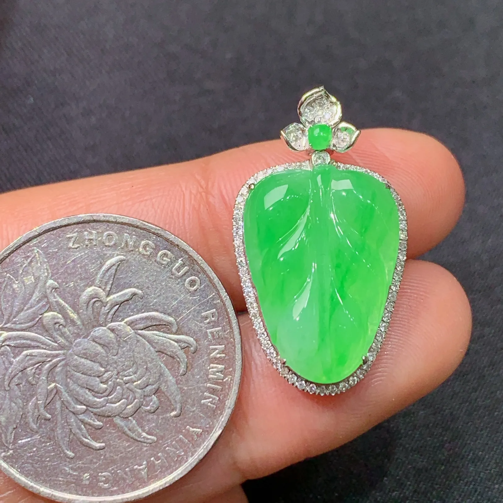 冰阳绿树叶吊坠，18k金镶嵌，冰润色阳，玉质细腻，种水足，Gs 尺寸25.9*14.6*6.8