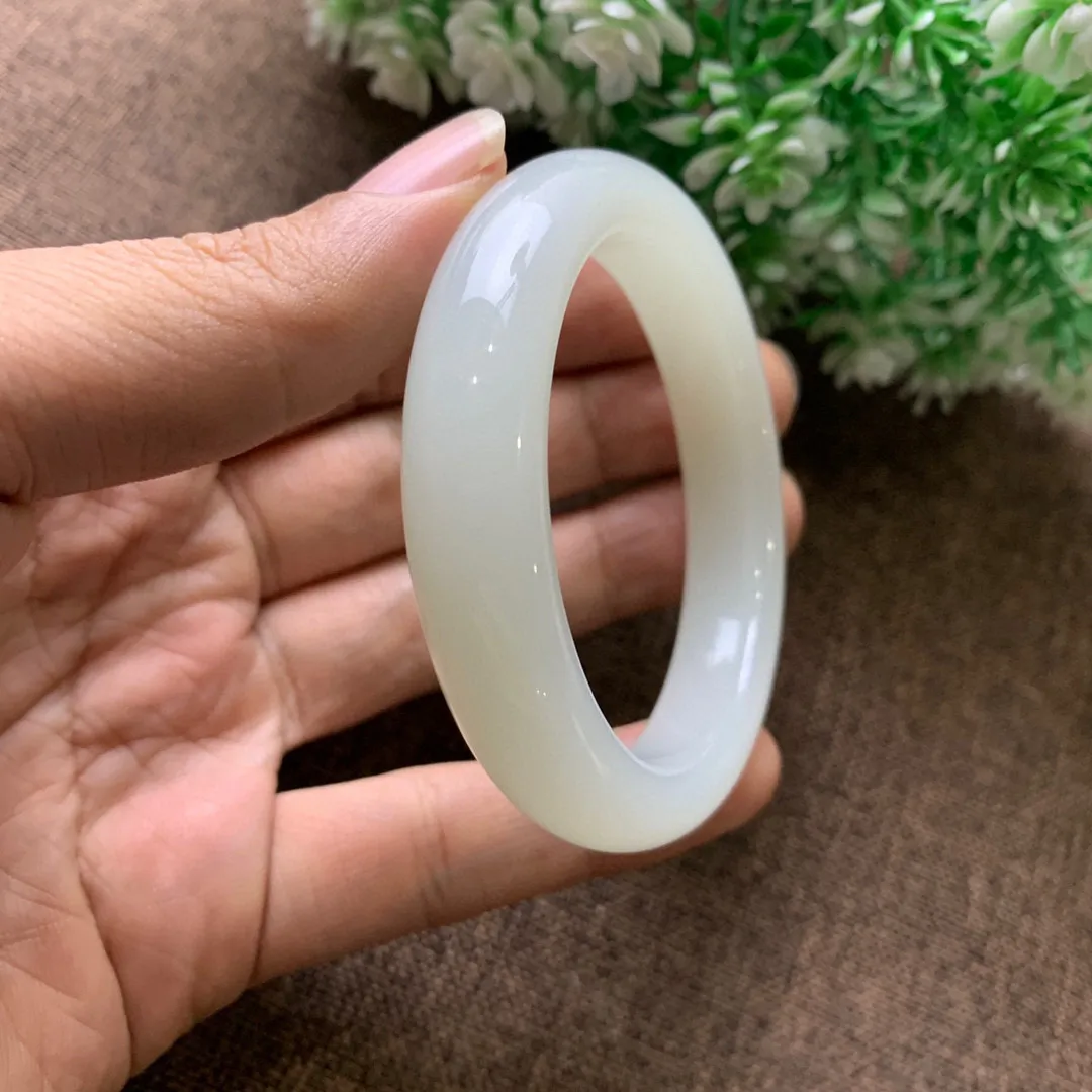 和田玉57圈口羊脂白玉宽版手镯，玉质细腻油润 底色纯净 无裂无杂 脂粉好，品质好！！