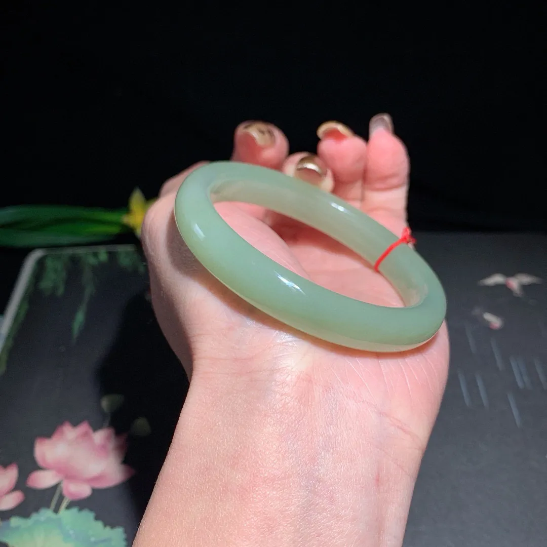 和田玉55圈晴水色手镯！玉质细腻油润 底色纯净  无裂无杂 脂粉好，品质高。