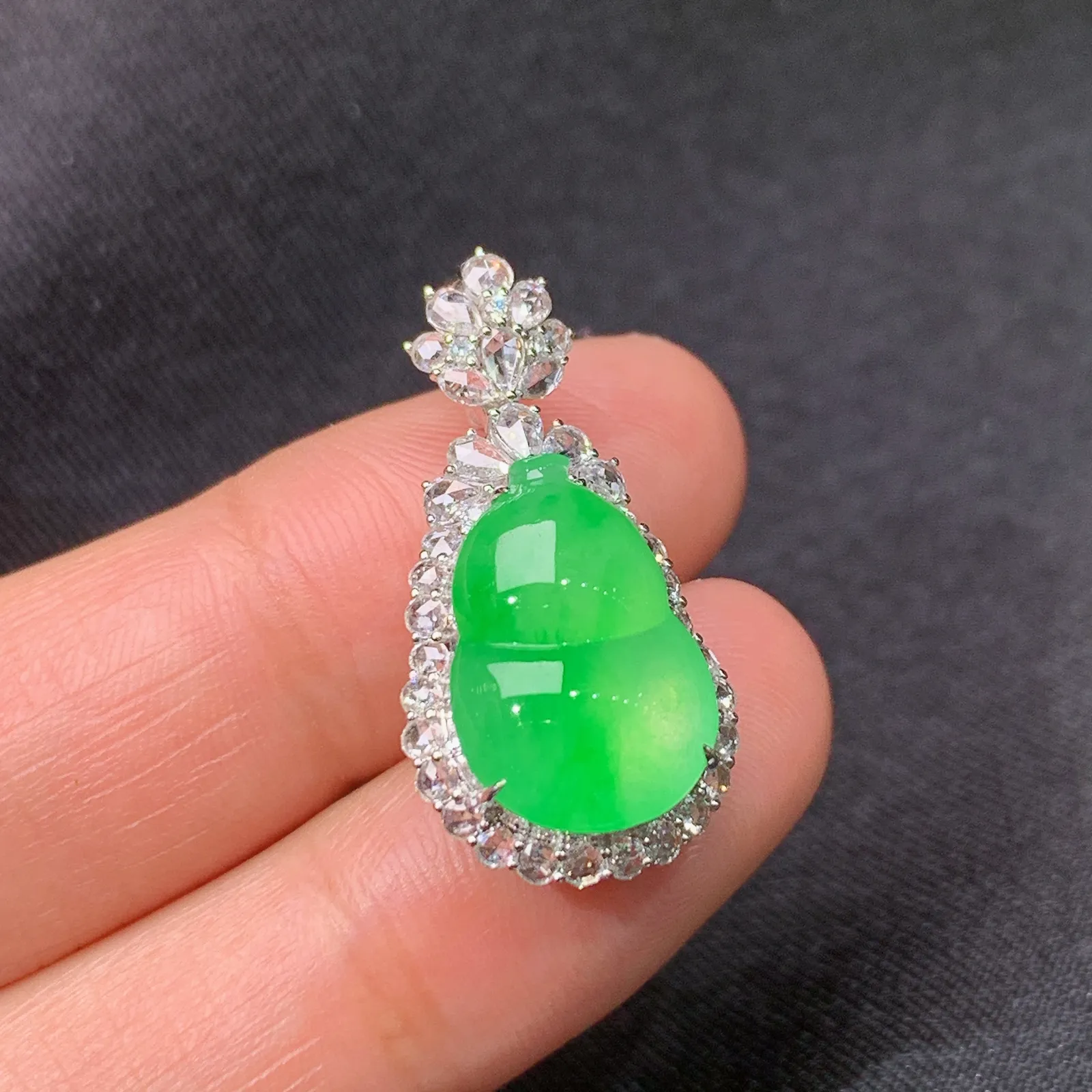 冰阳绿葫芦吊坠，18k金镶嵌，冰润色阳，玉质细腻，种水足，Tl 尺寸26.9*13.7*10